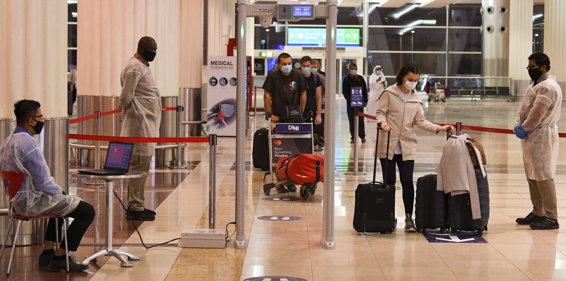 الإمارات تستثني فئات جديدة من المسافرين من بعض الدول التي منع القدوم منها.. من هم؟