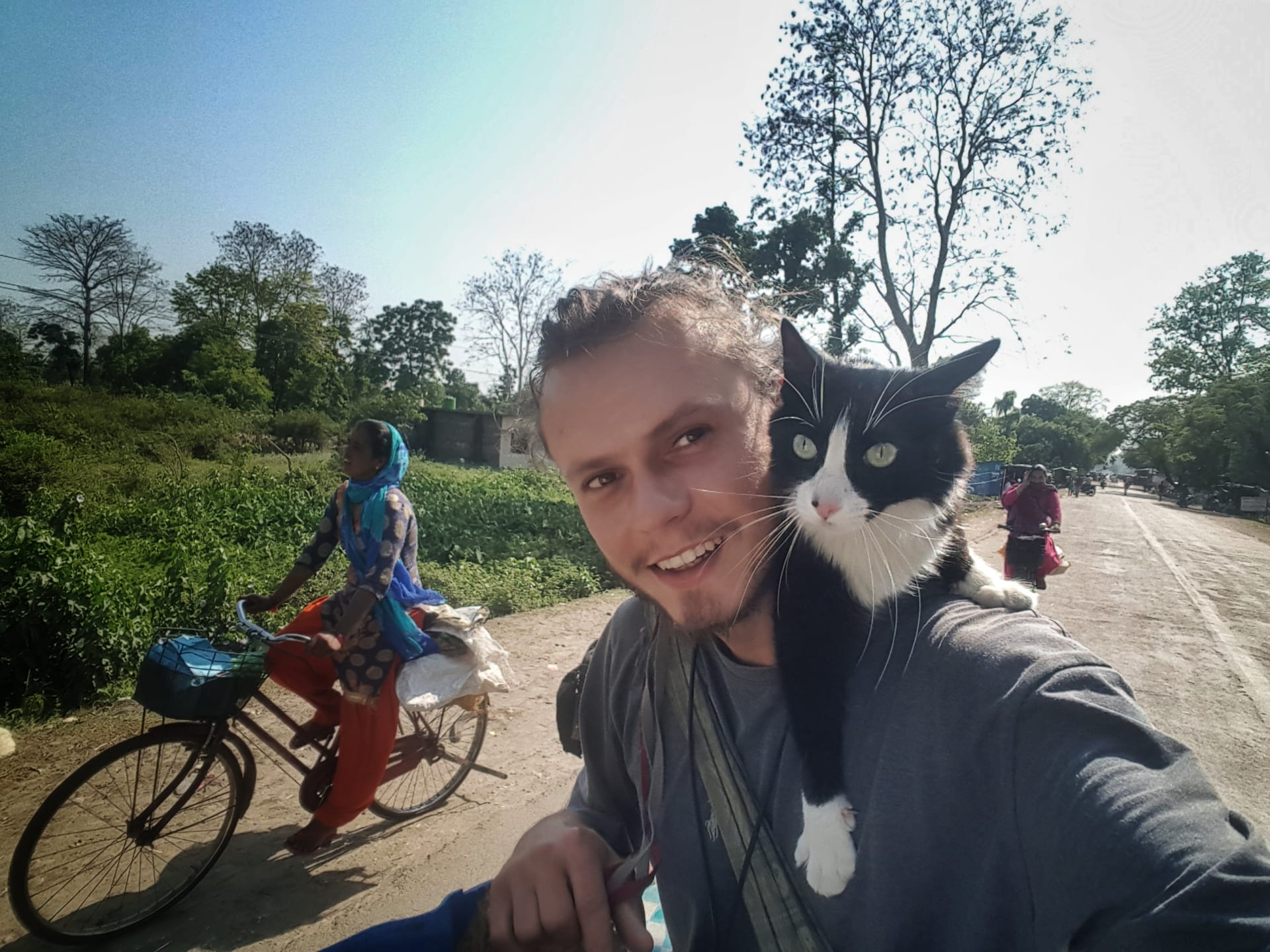 يجذب الأنظار برفيقة سفر غير اعتيادية.. يجوب هذا الألماني العالم مع قطته على متن دراجته النارية