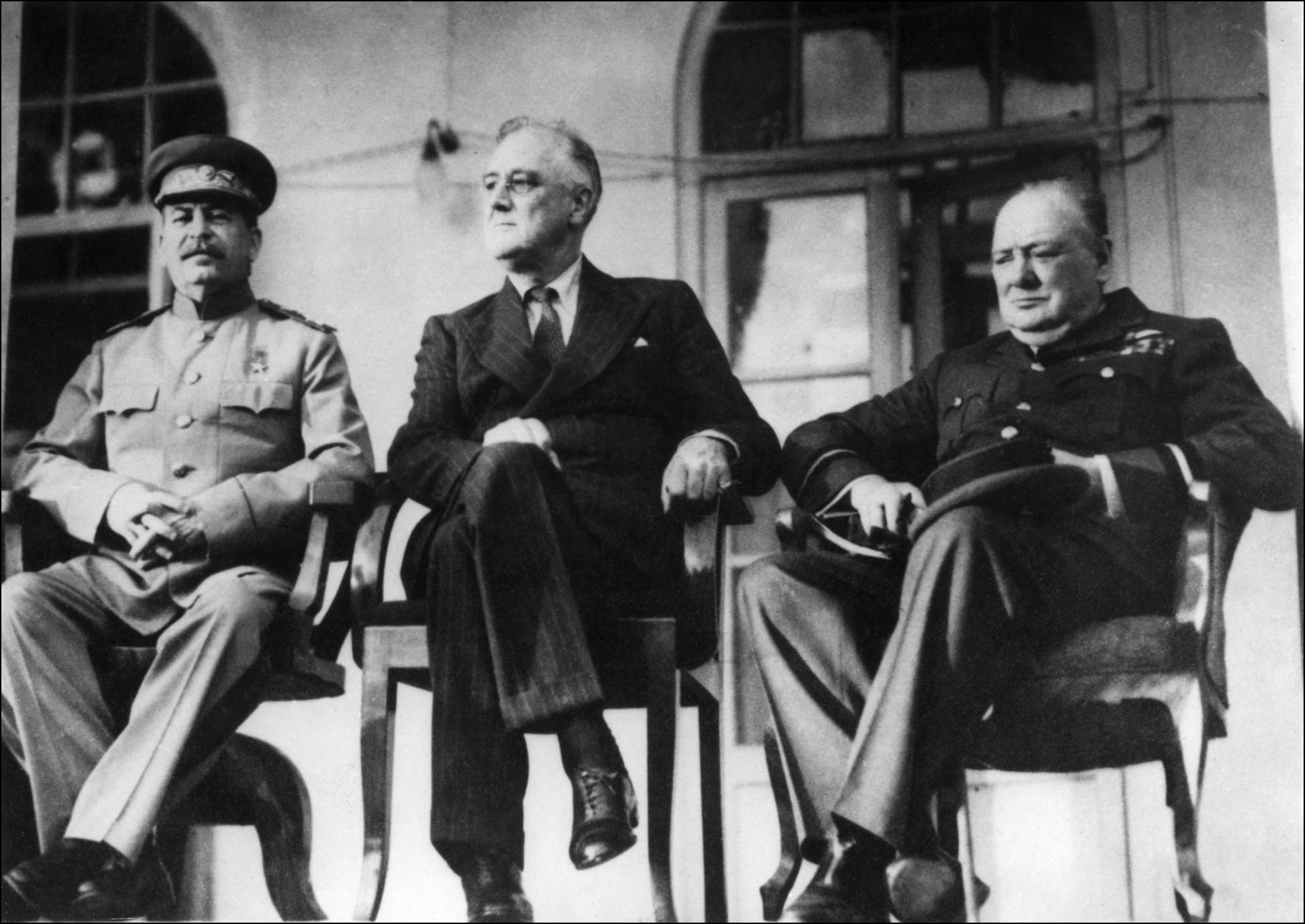 صورة أرشيفية من مشاركة جوزيف ستالين وونستون تشرشل وفرانكلين روزفلت في مؤتمر طهران عام 1943