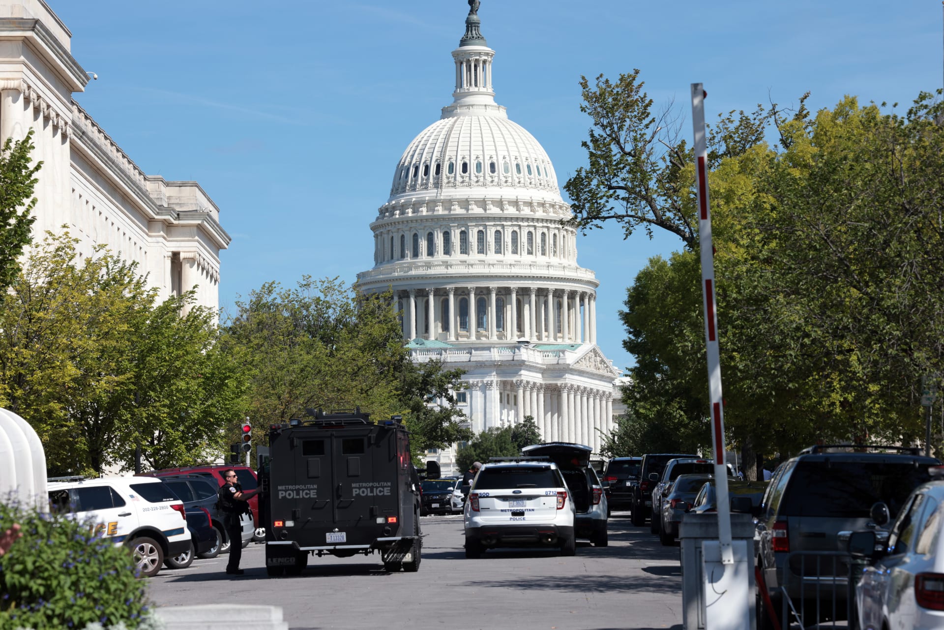 شرطة الكونغرس تستجيب لادعاء بوجود عبوة ناسفة في شاحنة صغيرة بالقرب من مكتبة الكونغرس، في 19 أغسطس