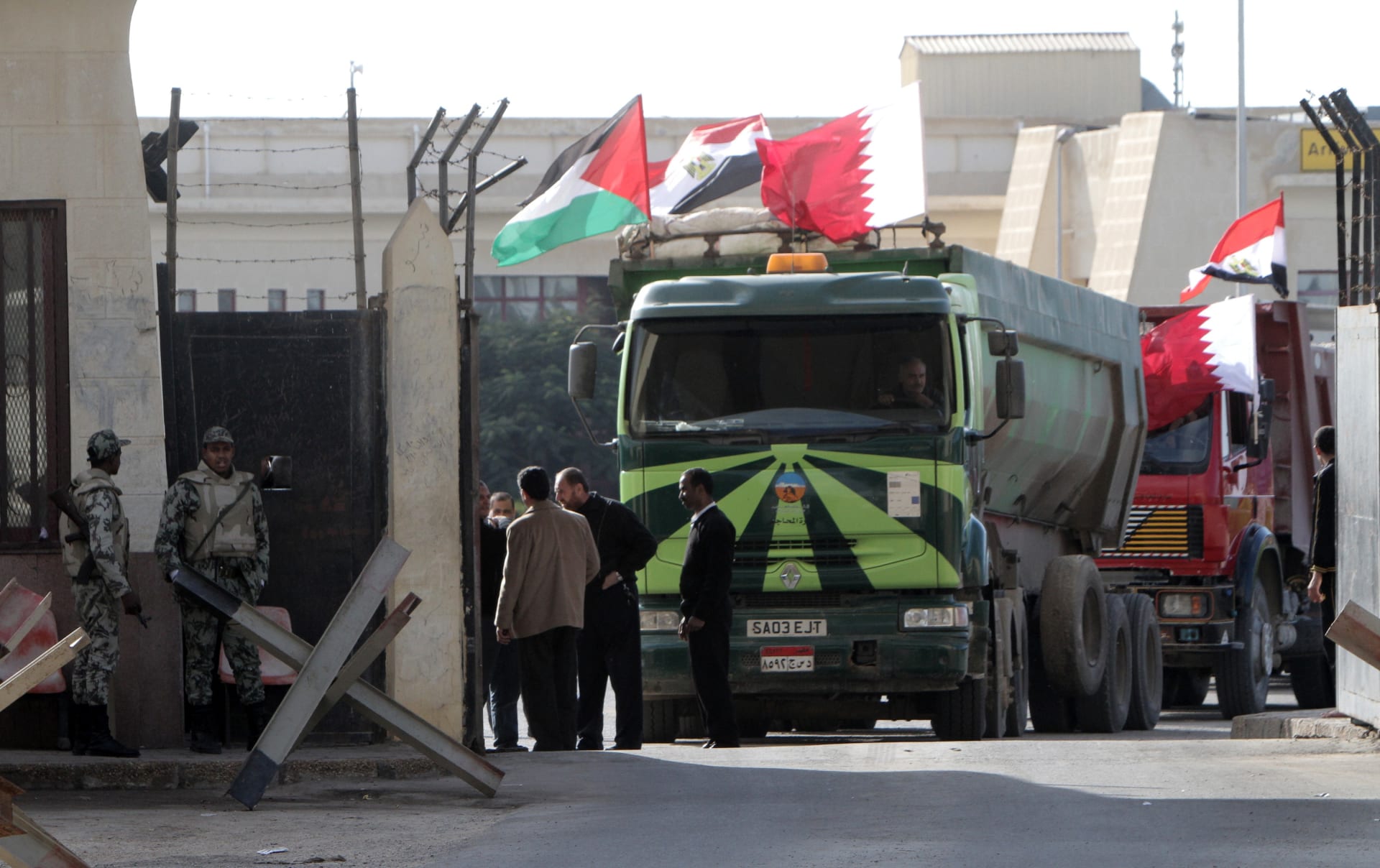 شاحنة مصرية محملة بالحصى تستعد للدخول عبر معبر رفح الحدودي بين مصر وقطاع غزة في جنوب قطاع غزة في 29 ديسمبر 2012