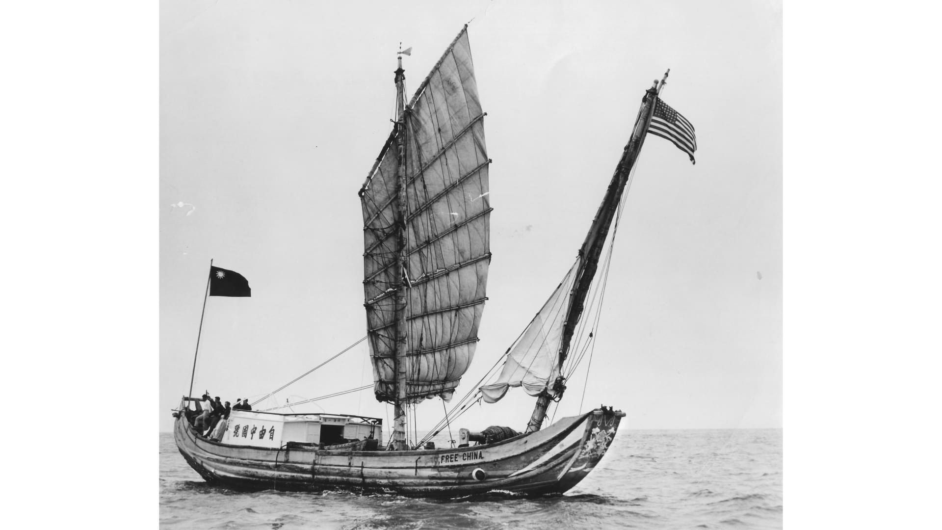 رحلة العمر.. عبر 5 صيادين ودبلوماسي ودجاجتين المحيط الهادئ في قارب خردة صيني قبل 60 عاما