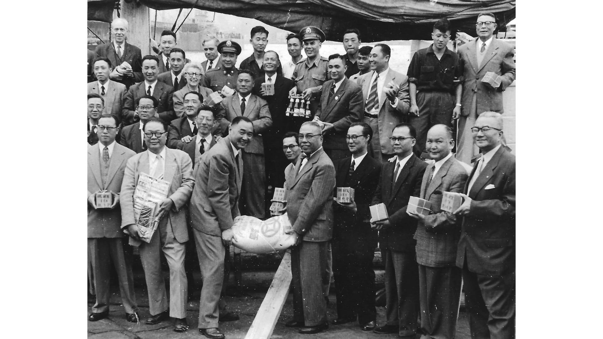 رحلة العمر.. عبر 5 صيادين ودبلوماسي ودجاجتين المحيط الهادئ في قارب خردة صيني قبل 60 عاما