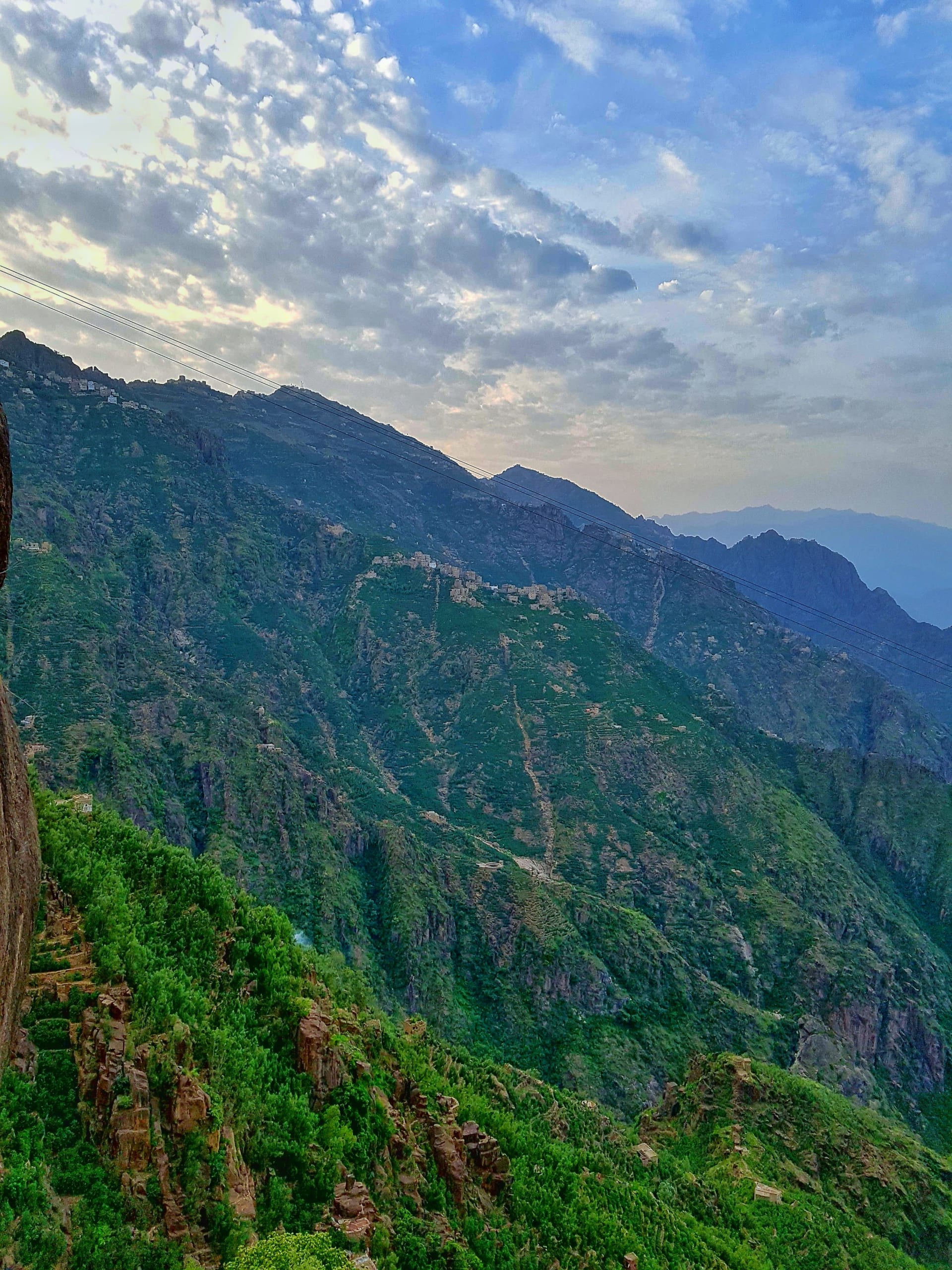 في اليمن.. استكشف آخر بقايا الغابات شبه الاستوائية الواسعة في شبه الجزيرة العربية بهذا الجبل الزاهي