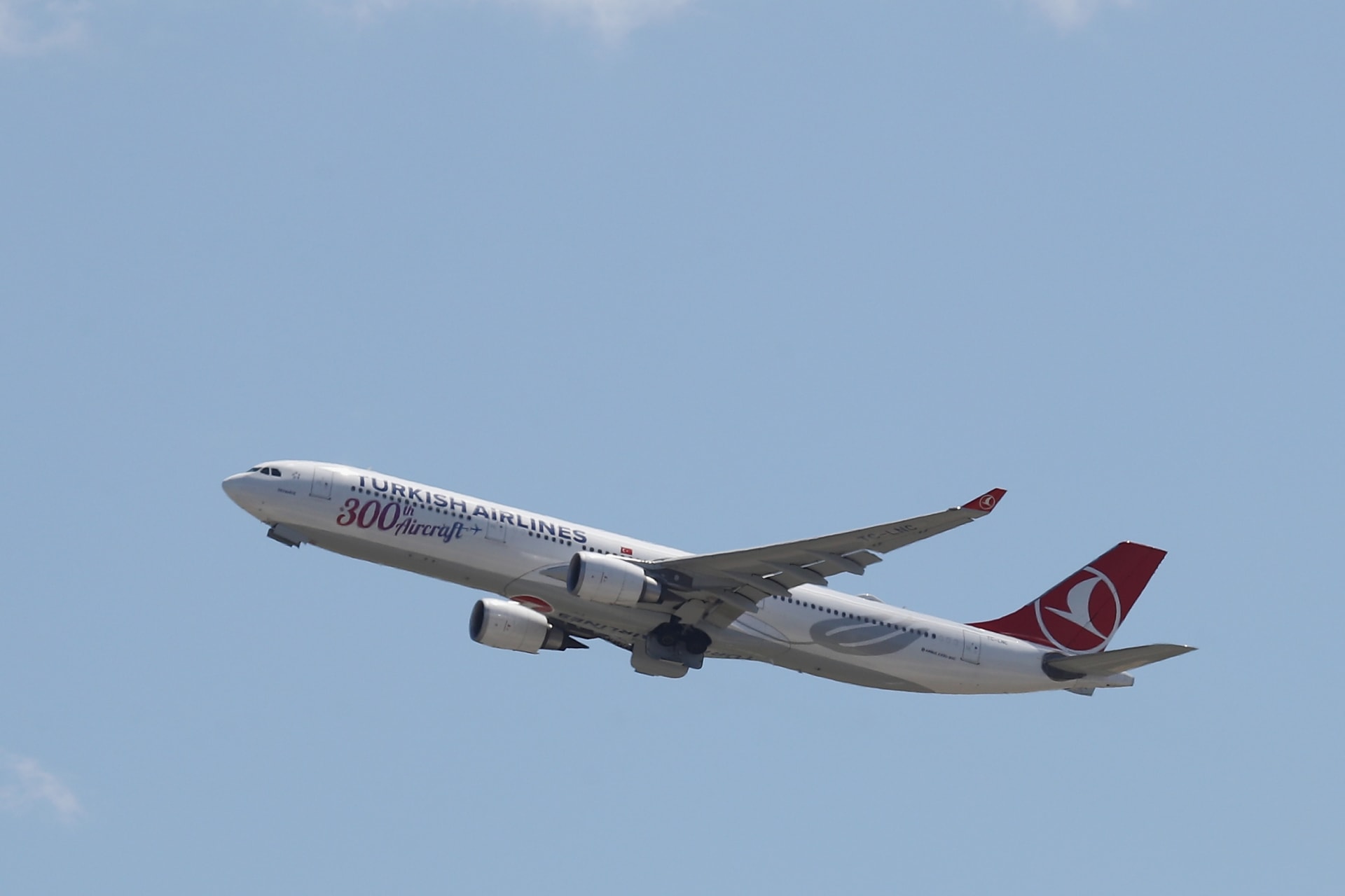 طائرة إيرباص A330 تديرها الخطوط الجوية التركية من مطار جون كنيدي في 24 أغسطس 2019 في حي كوينز بمدينة نيويورك