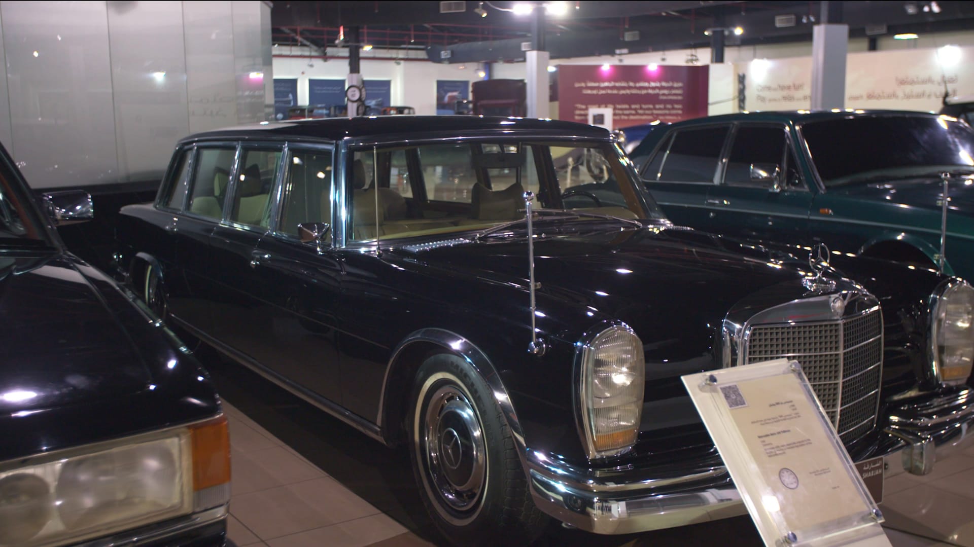 منها سيارة "مرسيدس" صممت خصيصا لحاكم الشارقة.. إليك ما يمكنك رؤيته في هذا المتحف للسيارات القديمة بالإمارات