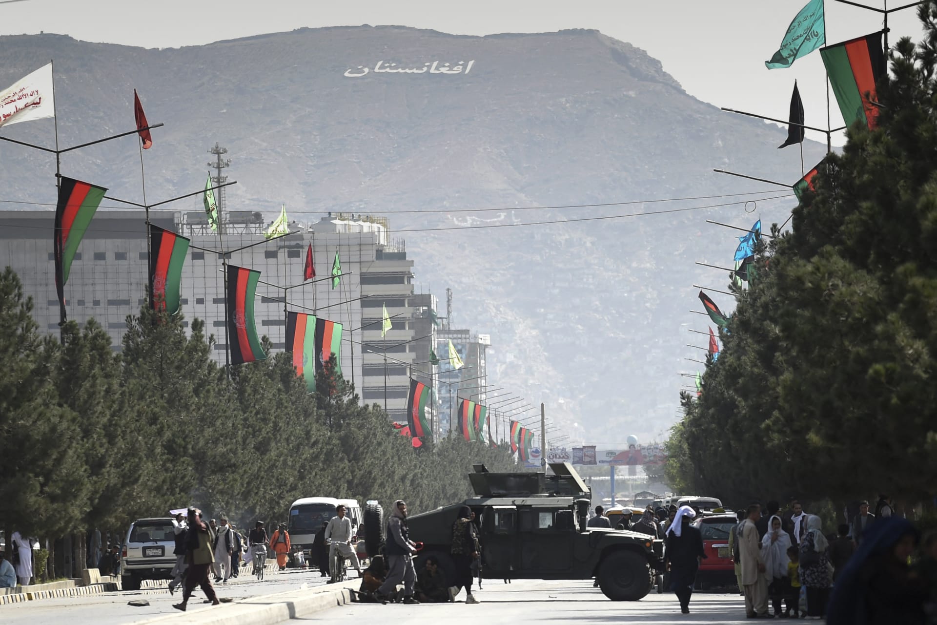 مقاتلو طالبان يغلقون طريقًا بعربة همفي بالقرب من مطار كابول في كابول في 28 أغسطس 2021