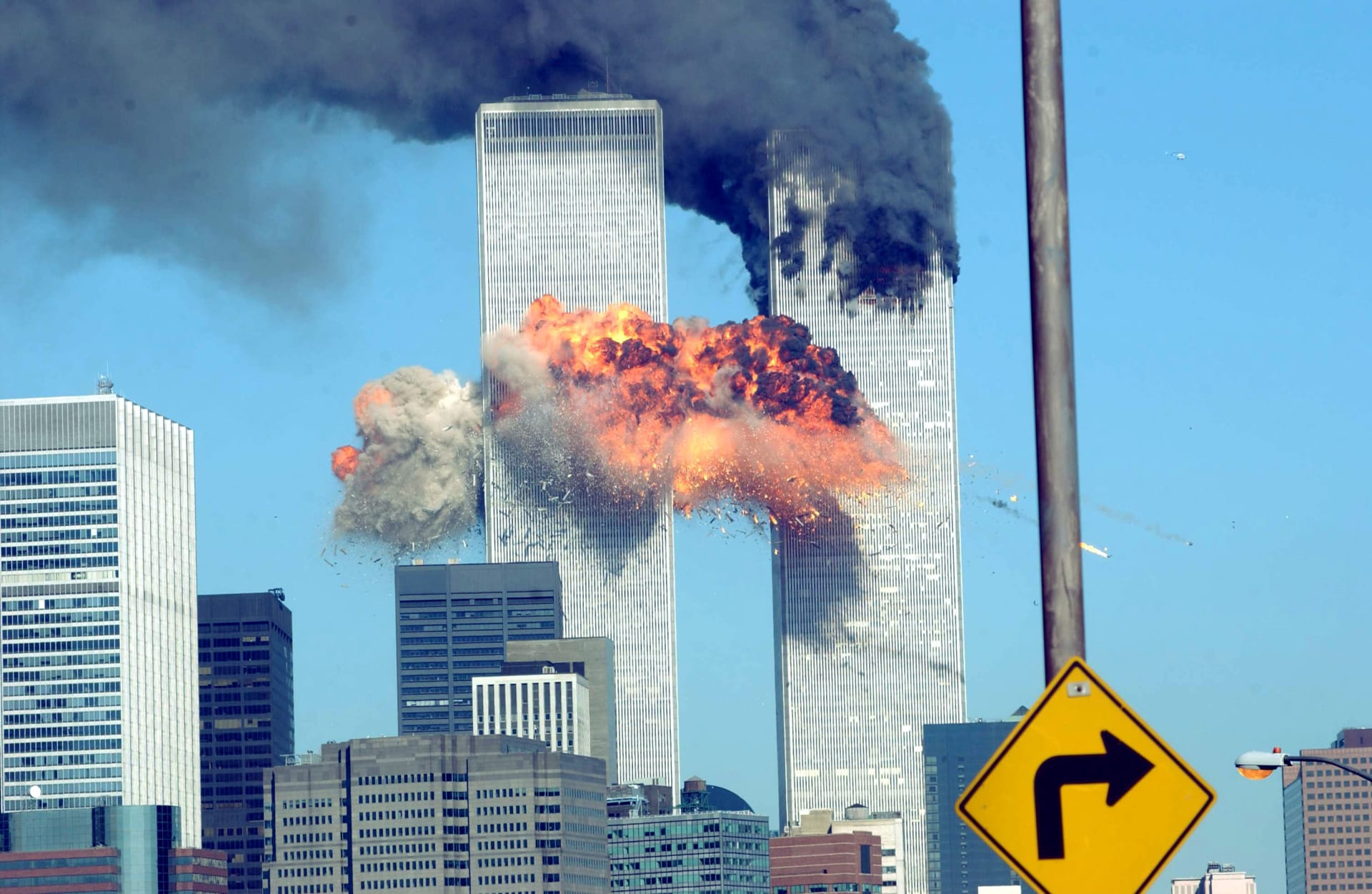 صورة أرشيفية من الهجوم على برجي مركز التجارة العالمي في نيويورك عام 2001