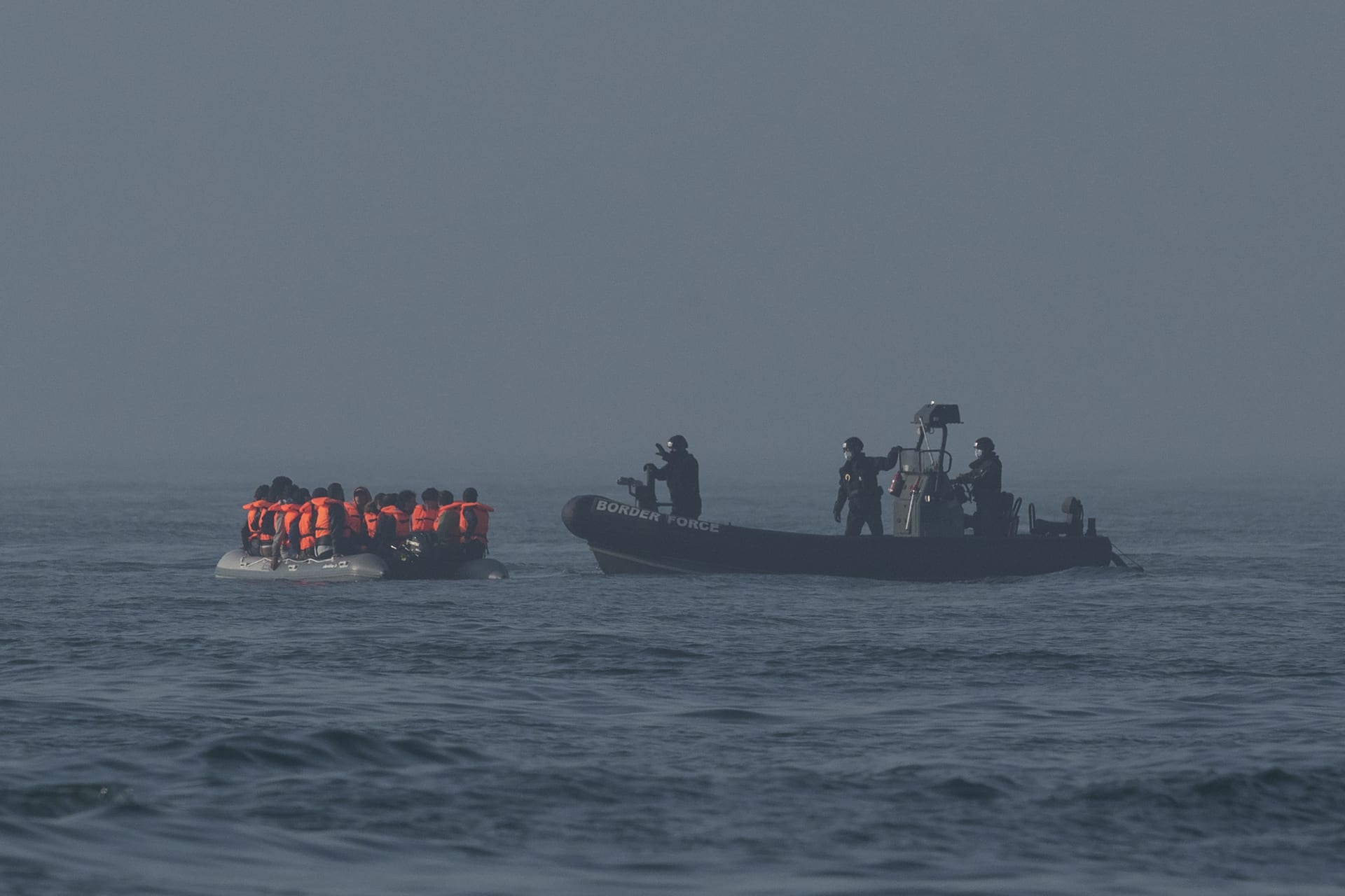 قوة الحدود البريطانية أمام قارب مطاطي يحمل مهاجرين أثناء عبورهم القنال الإنجليزي - 22 يوليو 2021