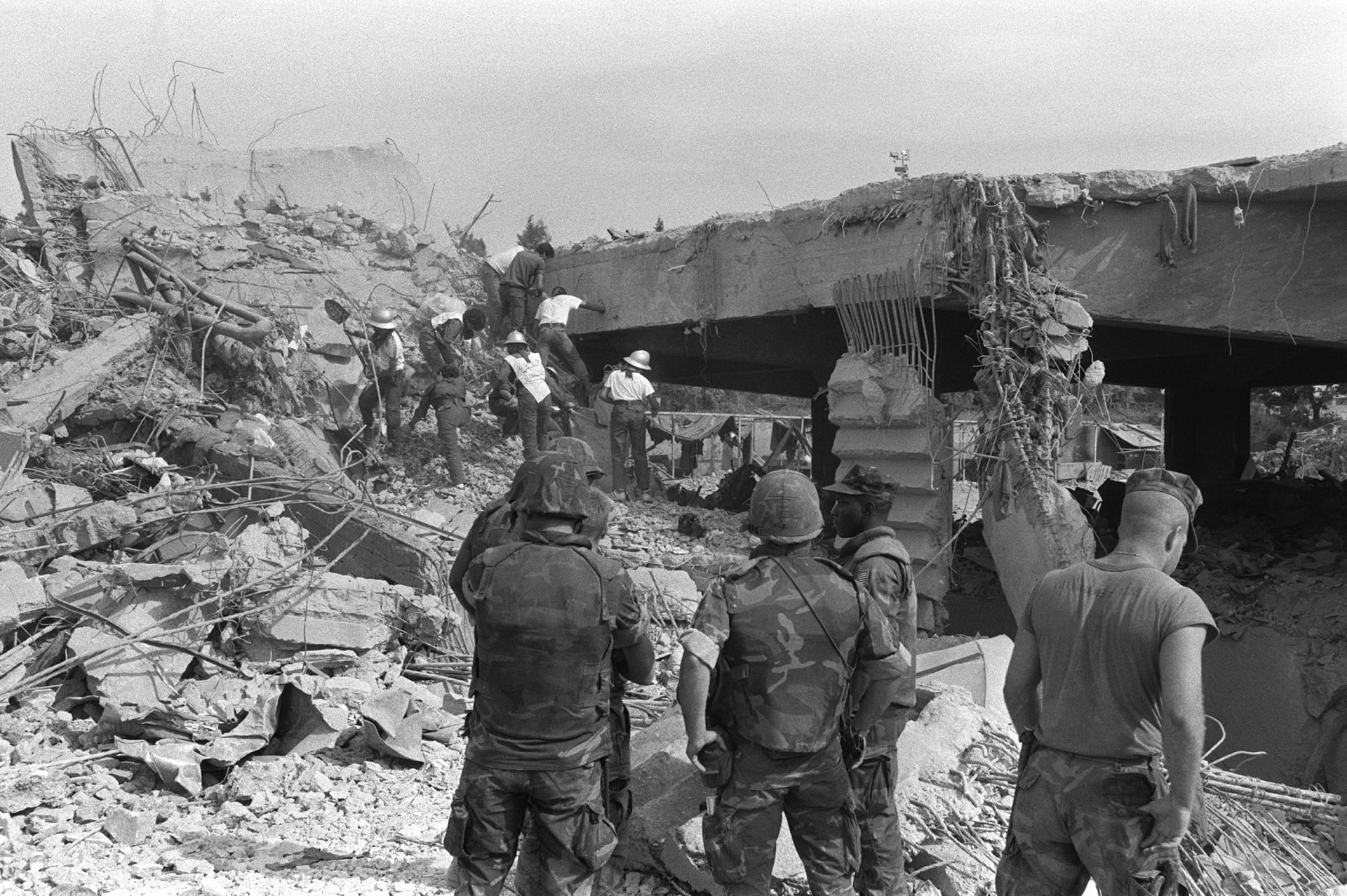 صورة أرشيفية لآثار تفجير ثكنة مشاة البحرية الأمريكية في بيروت عام 1983