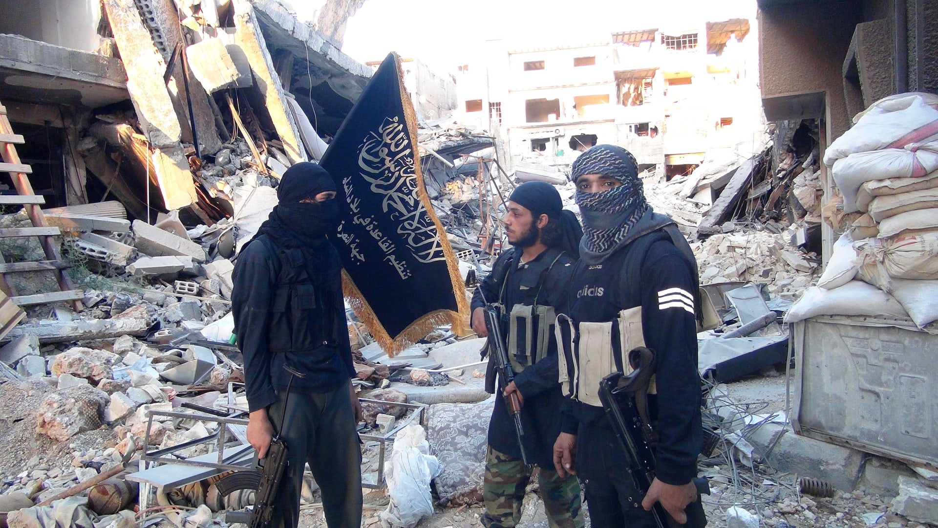 عناصر في جبهة النصرة الموالية لتنظيم القاعدة في سوريا - سبتمبر 2014
