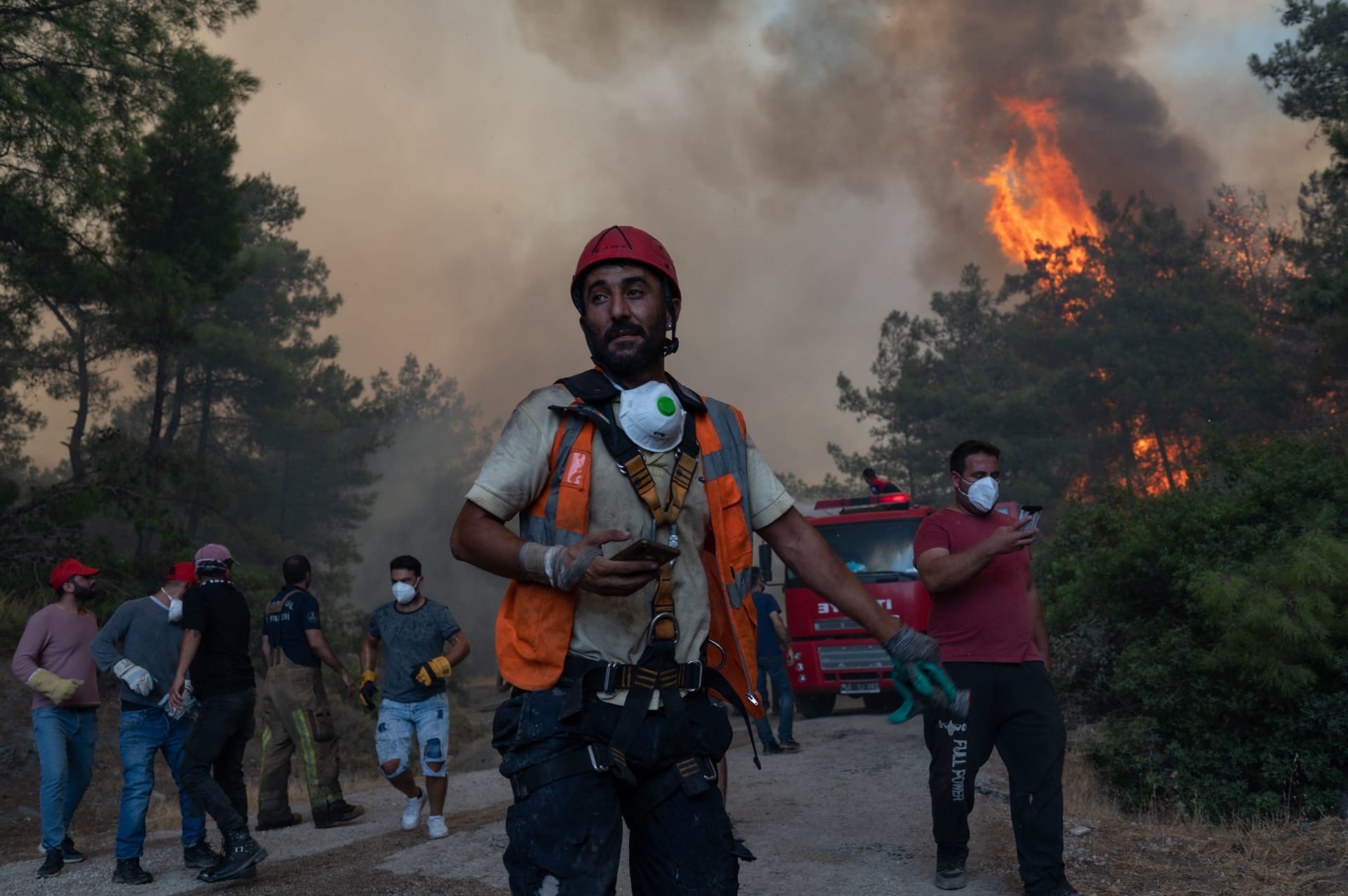 رجال الإطفاء يكافحون حريقًا هائلًا في موغلا بمنطقة مرماريس في تركيا - 2 أغسطس 2021
