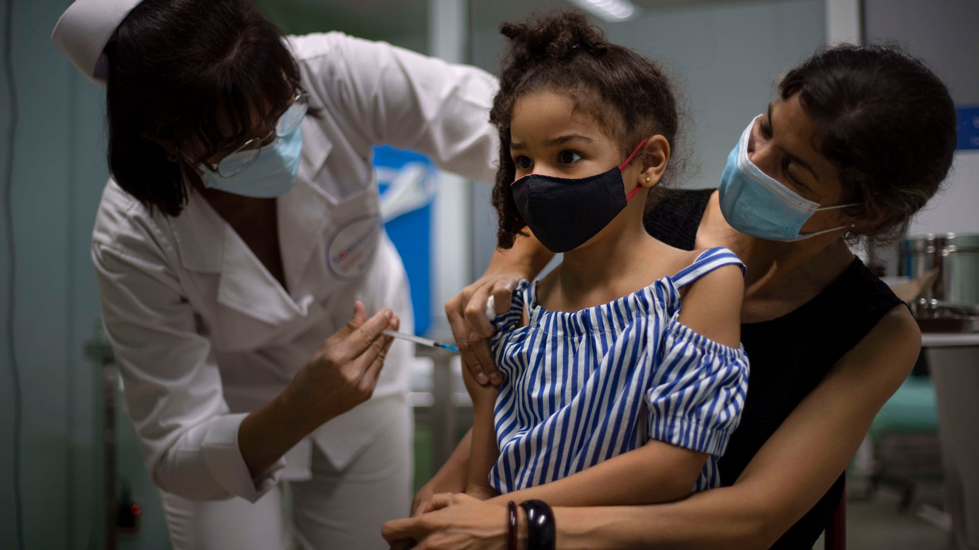 طفلة تتلقى لقاح فيروس كورونا في كوبا
