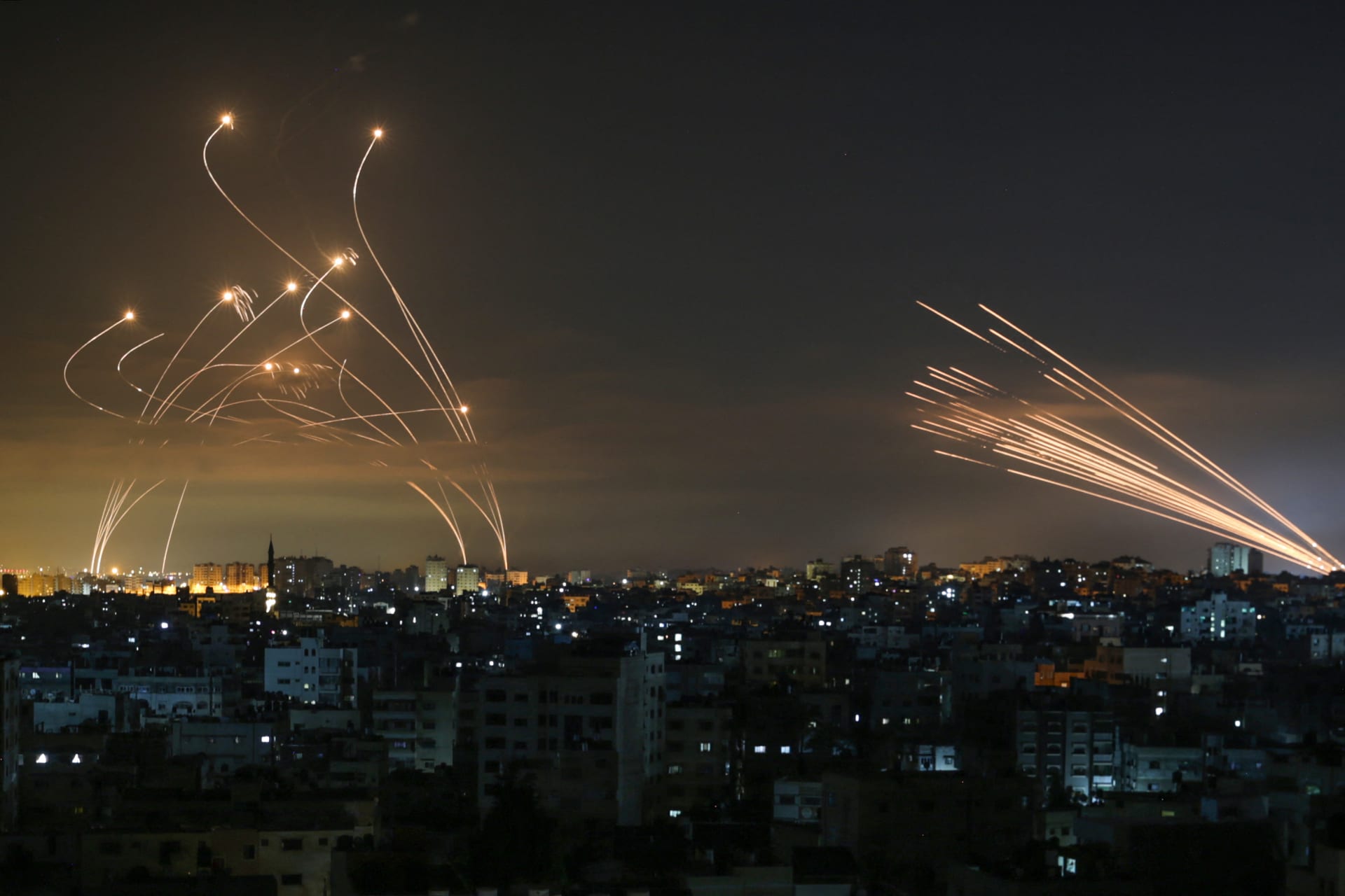  لحظة اعتراض نظام القبة الحديدية صواريخ أطلقتها حركة حماس من بيت لاهيا في شمال قطاع غزة - 14 مايو 2021.