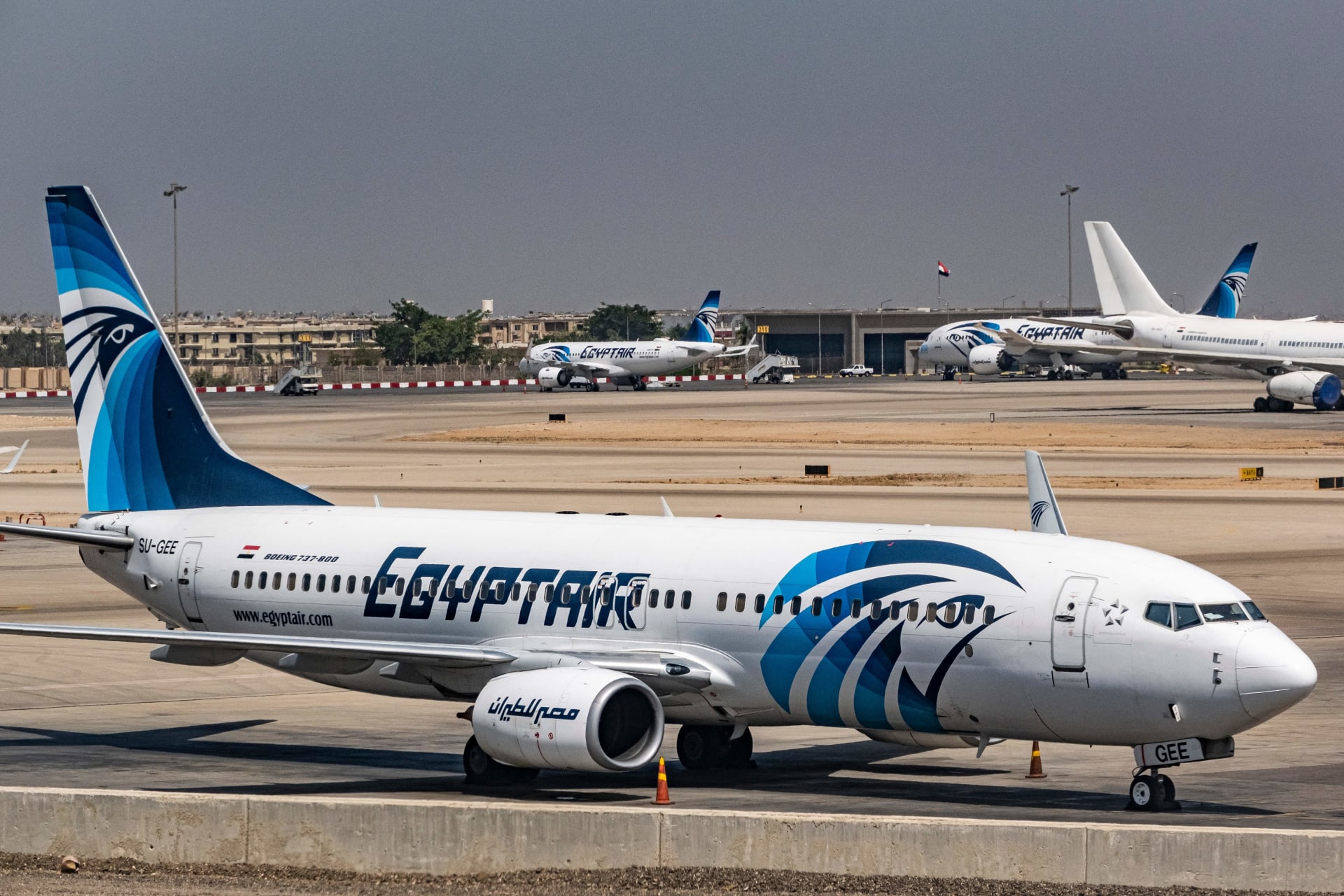 صورة تم التقاطها في 28 مايو 2021 تُظهر طائرة مصر للطيران من طراز بوينج 737 على مدرج مطار القاهرة الدولي في مصر.