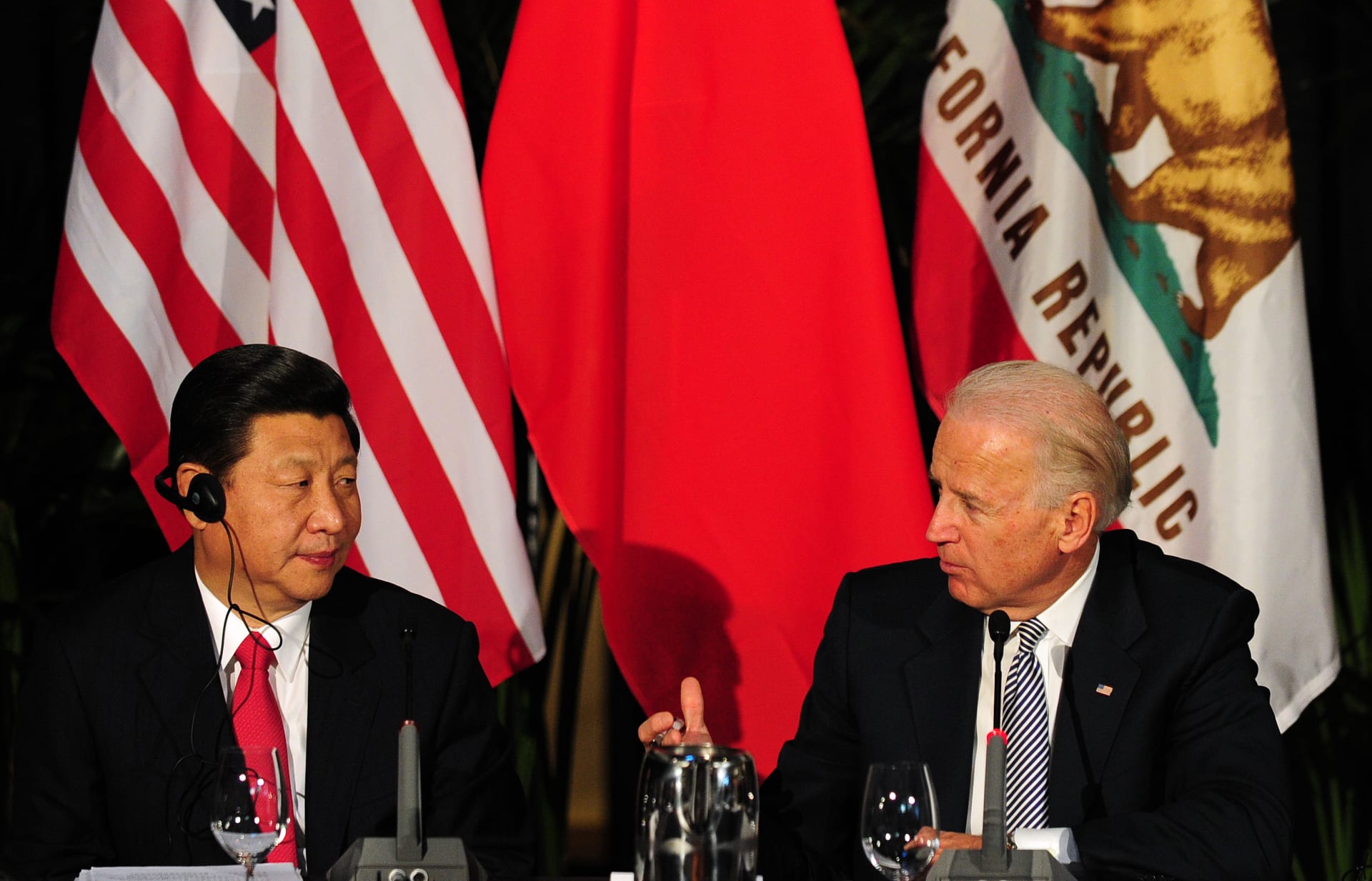 الرئيس الأمريكي جو بايدن يتحدث إلى نظيره الصيني شي جين بينغ خلال اجتماع في لوس أنجلوس، 17 فبراير 2012 في كاليفورنيا.