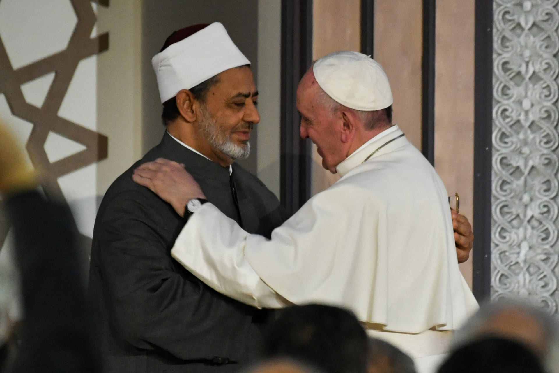 شيخ الأزهر بأول حوار مع إذاعة الفاتيكان: رسالة البابا فرنسيس مهمة للمسلمين ولغيرهم