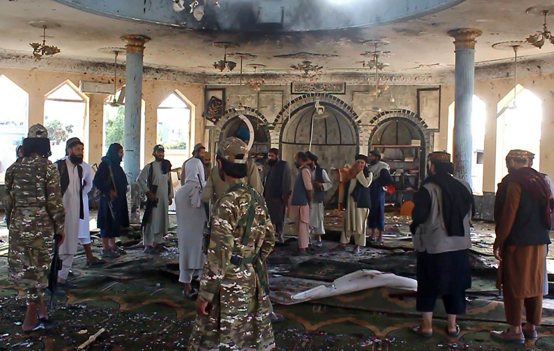 خامنئي يوجه رسالة لطالبان بعد تفجير مسجد للشيعة في قندوز