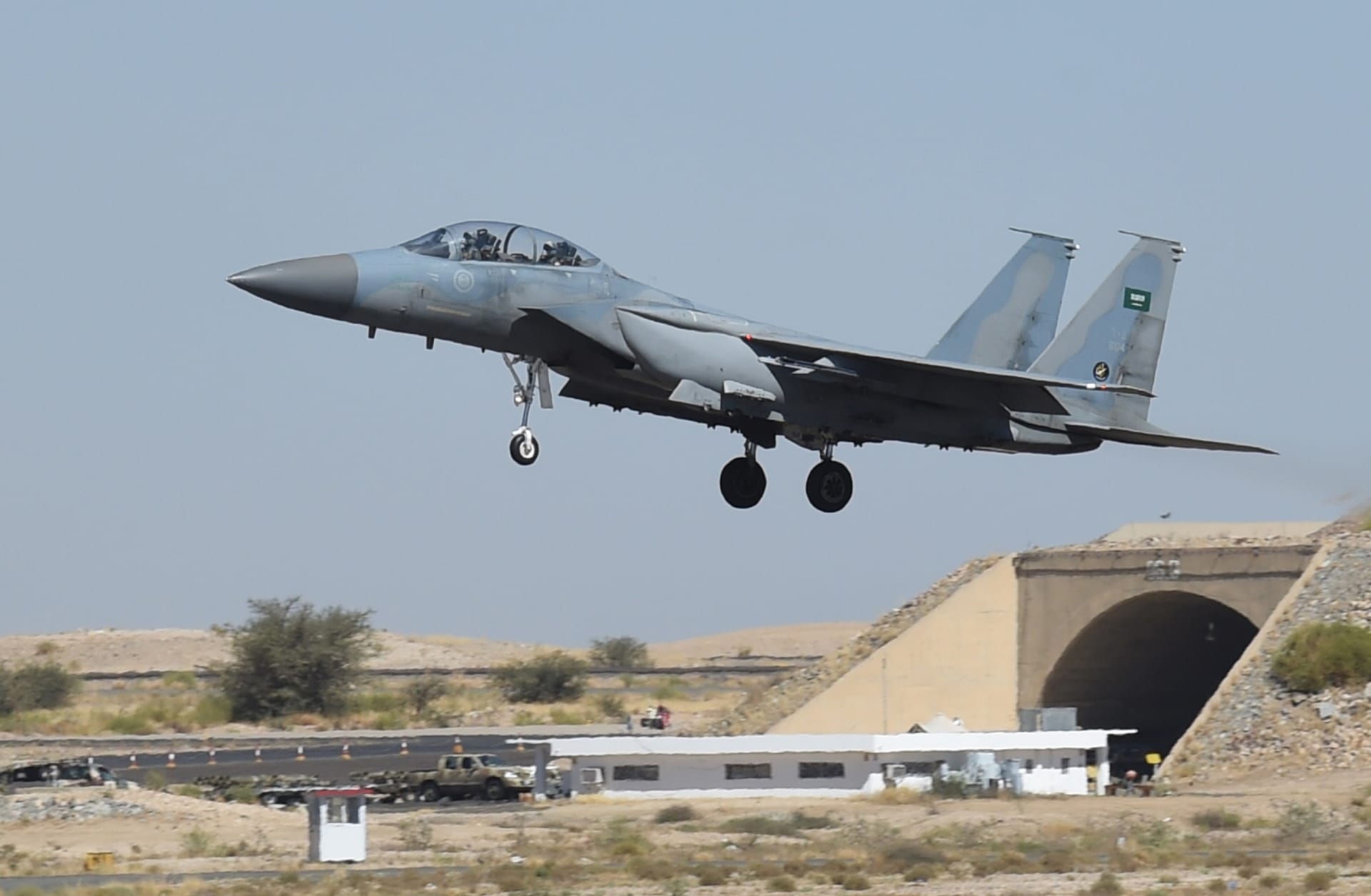 طائرة مقاتلة سعودية من طراز F-15 تهبط في قاعدة خميس مشيط الجوية العسكرية، في 16 نوفمبر 2015