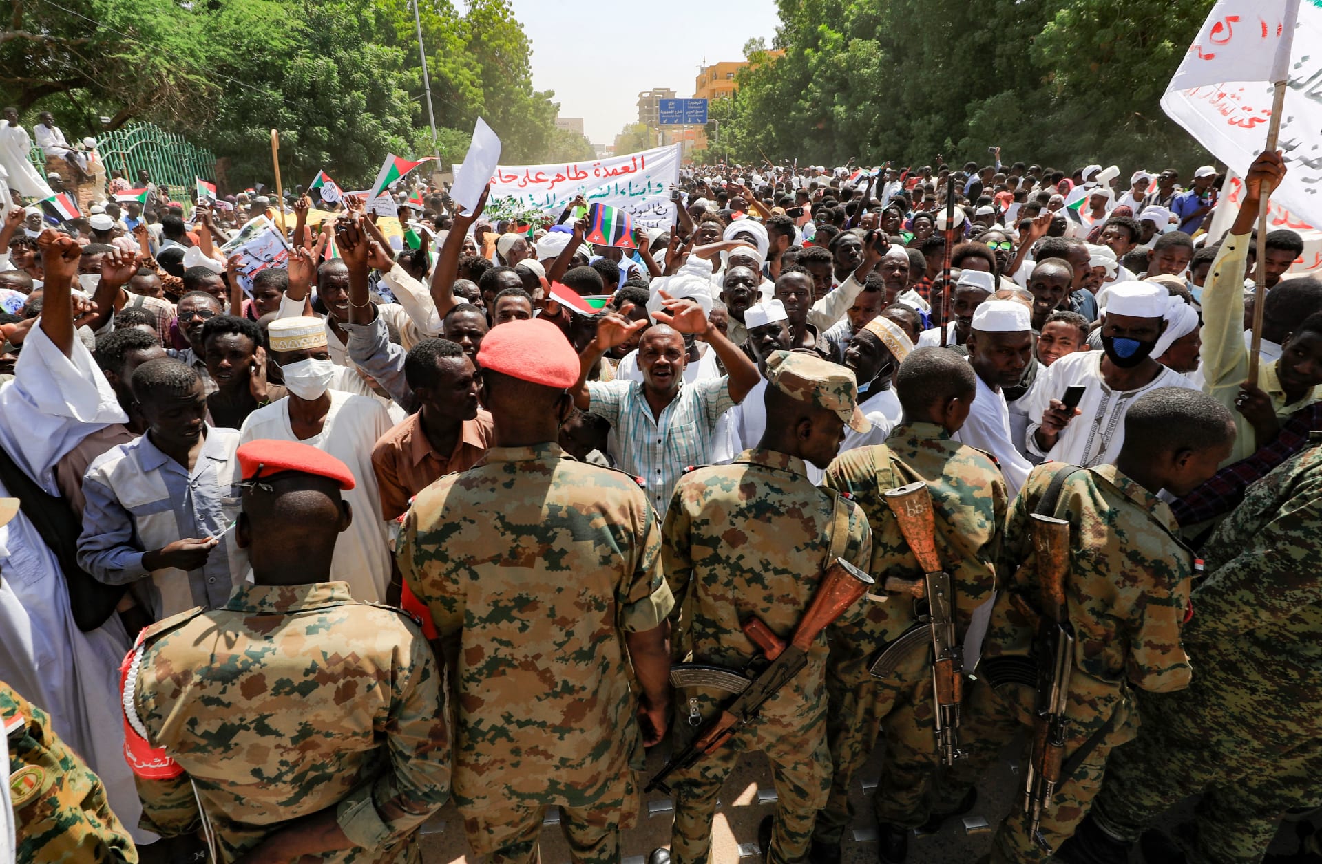 متظاهرون سودانيون يشاركون في مسيرة للمطالبة بحل الحكومة الانتقالية، خارج القصر الرئاسي في الخرطوم في 16 أكتوبر 2021