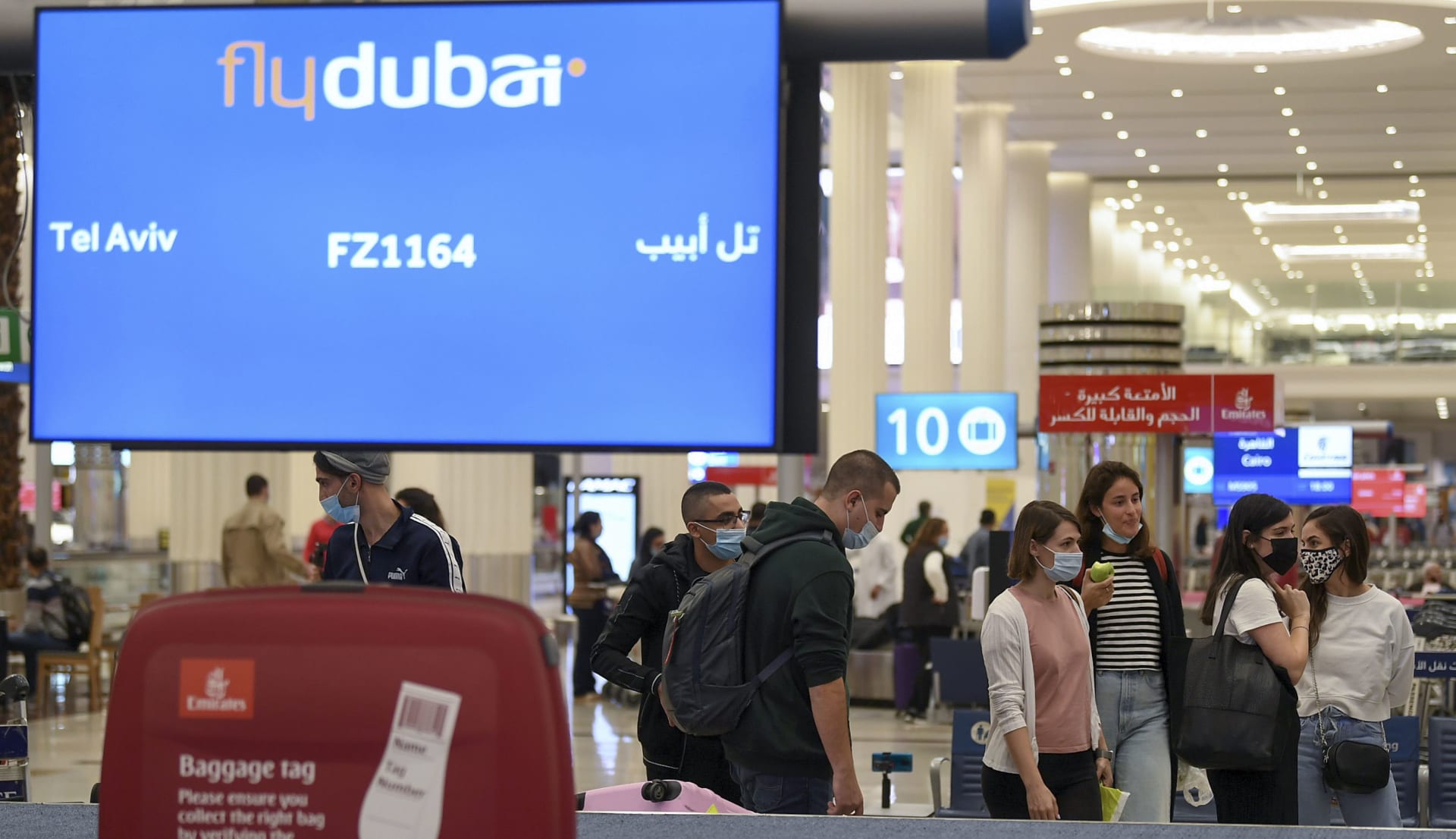 إسرائيليون يتسلمون أمتعتهم عند وصولهم من تل أبيب إلى مطار دبي في الإمارات العربية المتحدة، في 26 نوفمبر 2020