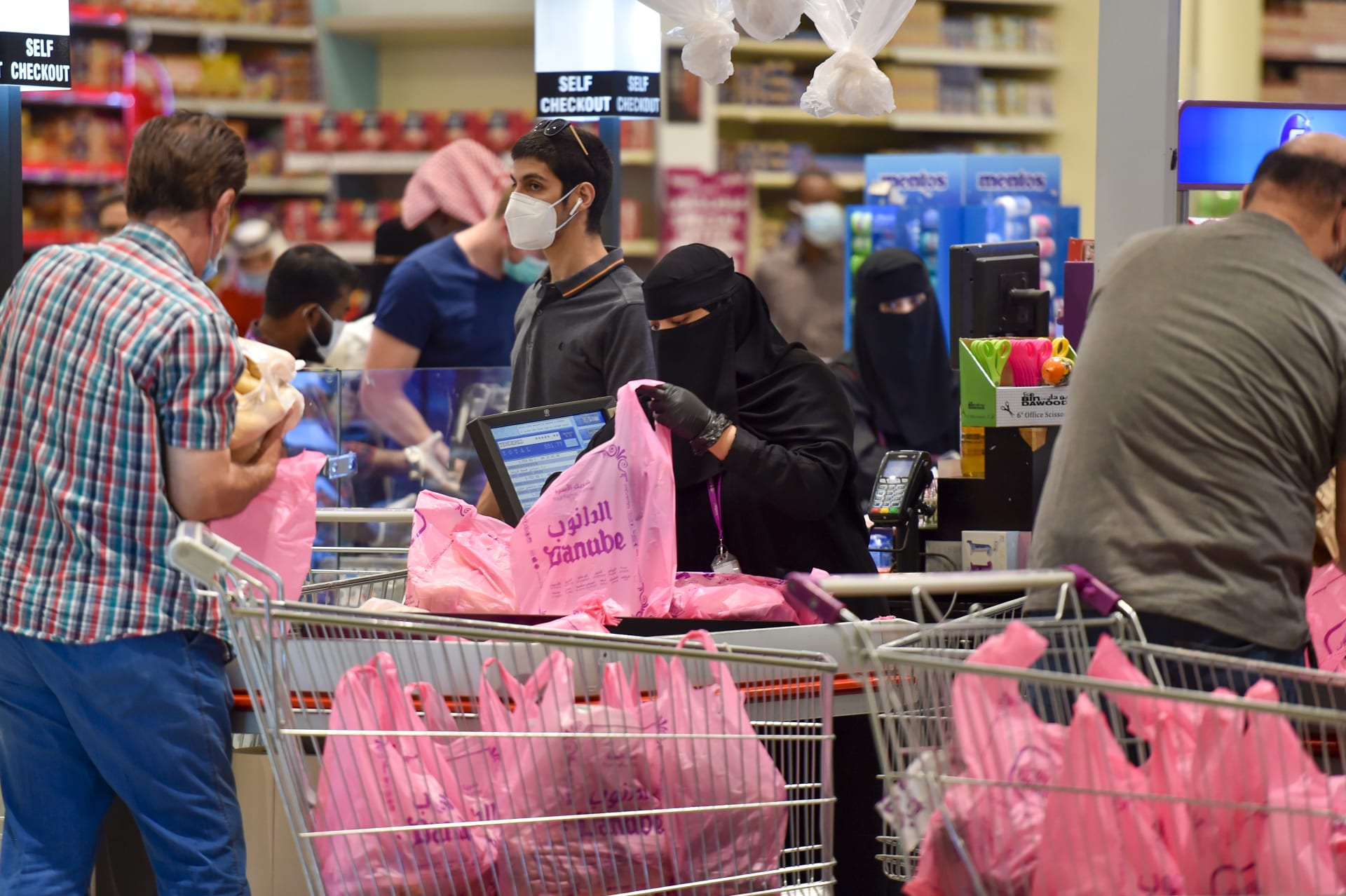 صورة أرشيفية لمتبضعين في السوبر ماركت في الرياض وتظهر علامة الدانوب 