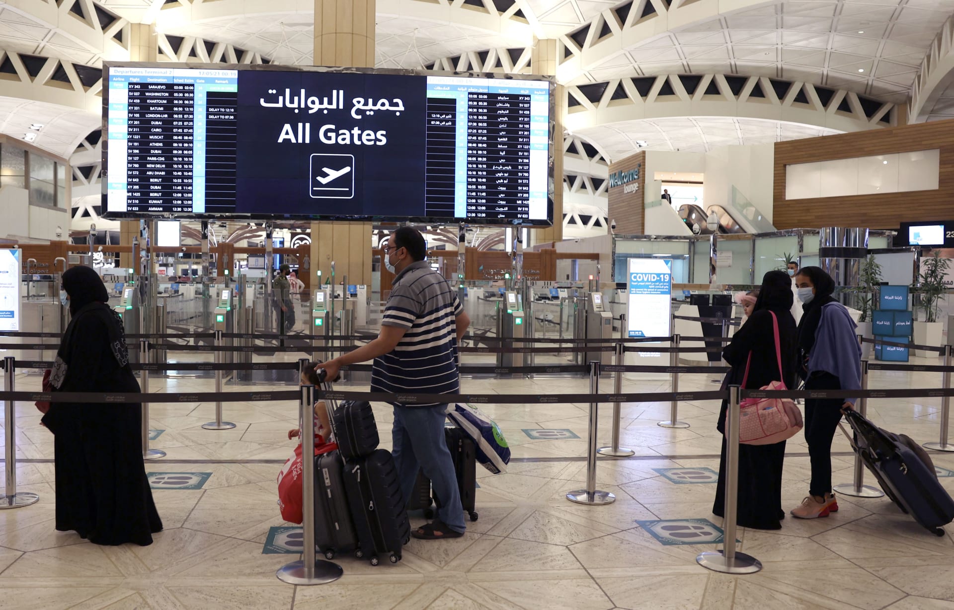 وصول مسافرين سعوديين إلى مطار الملك خالد الدولي في العاصمة الرياض في 17 مايو 2021