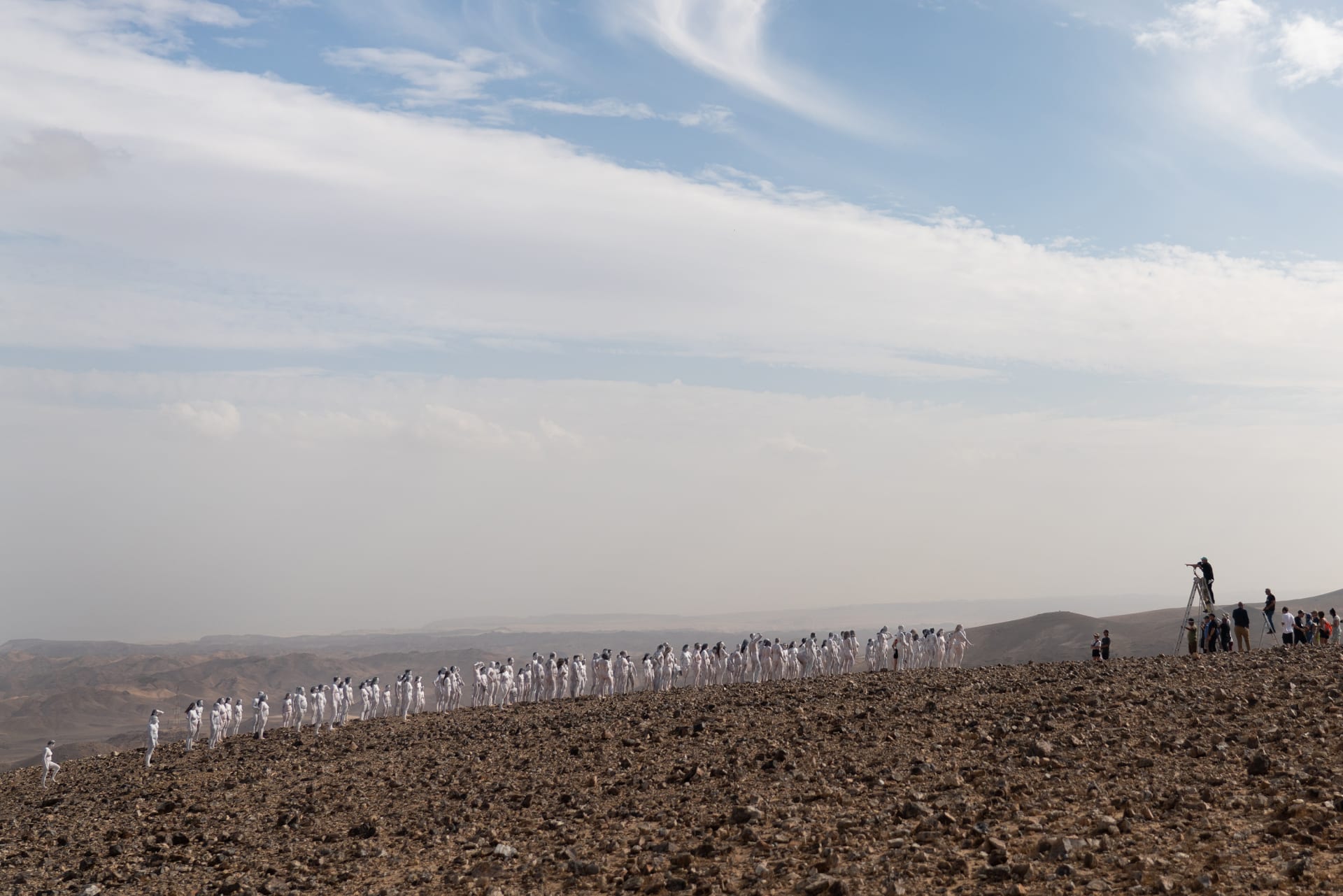 فنان يُنسّق صور عارية جماعية لتسليط الضوء على اختفاء البحر الميت
