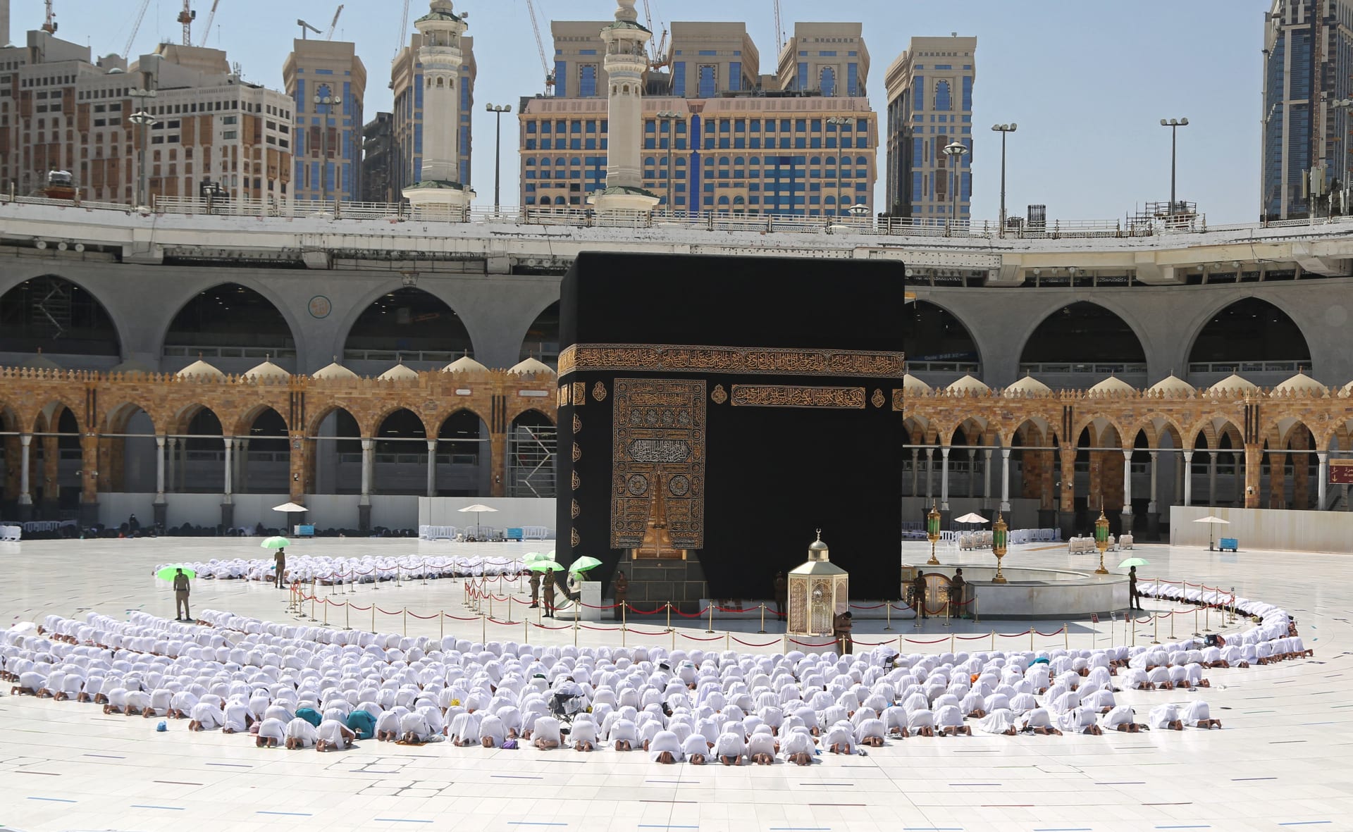 السعودية تؤكد استمرار تطبيق التباعد في المساجد بعد استثناء الحرمين