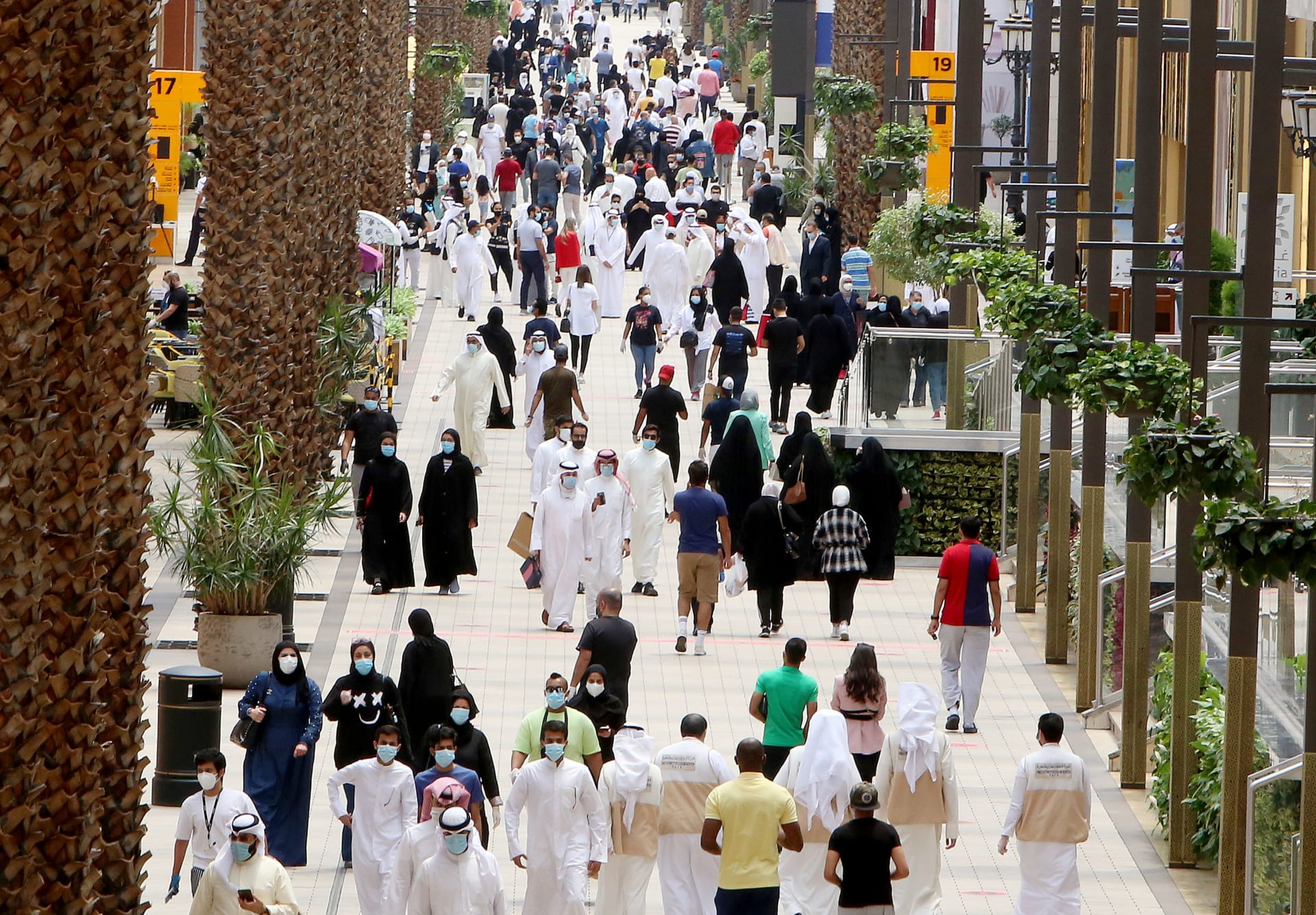 كويتيون يرتدون أقنعة الوجه داخل مجمع الأفنيوز الذي أعيد افتتاحه، أكبر مركز تسوق في البلاد، في 30 يونيو 2020