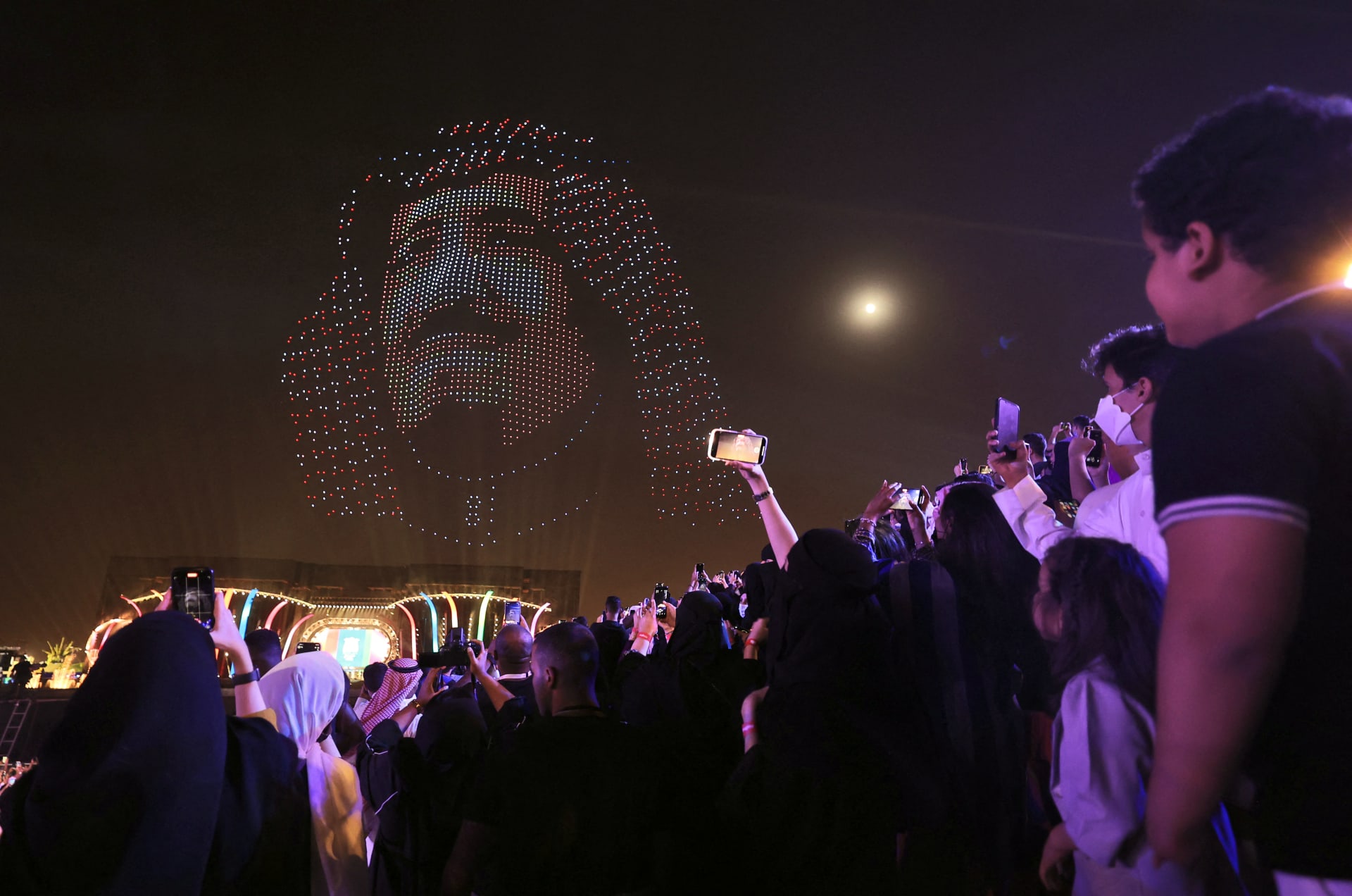صورة للملك سلمان بن عبدالعزيز شُكّلت عبر طائرات "درون" ليلة افتتاح احتفالات موسم الرياض بالعاصمة السعودية
