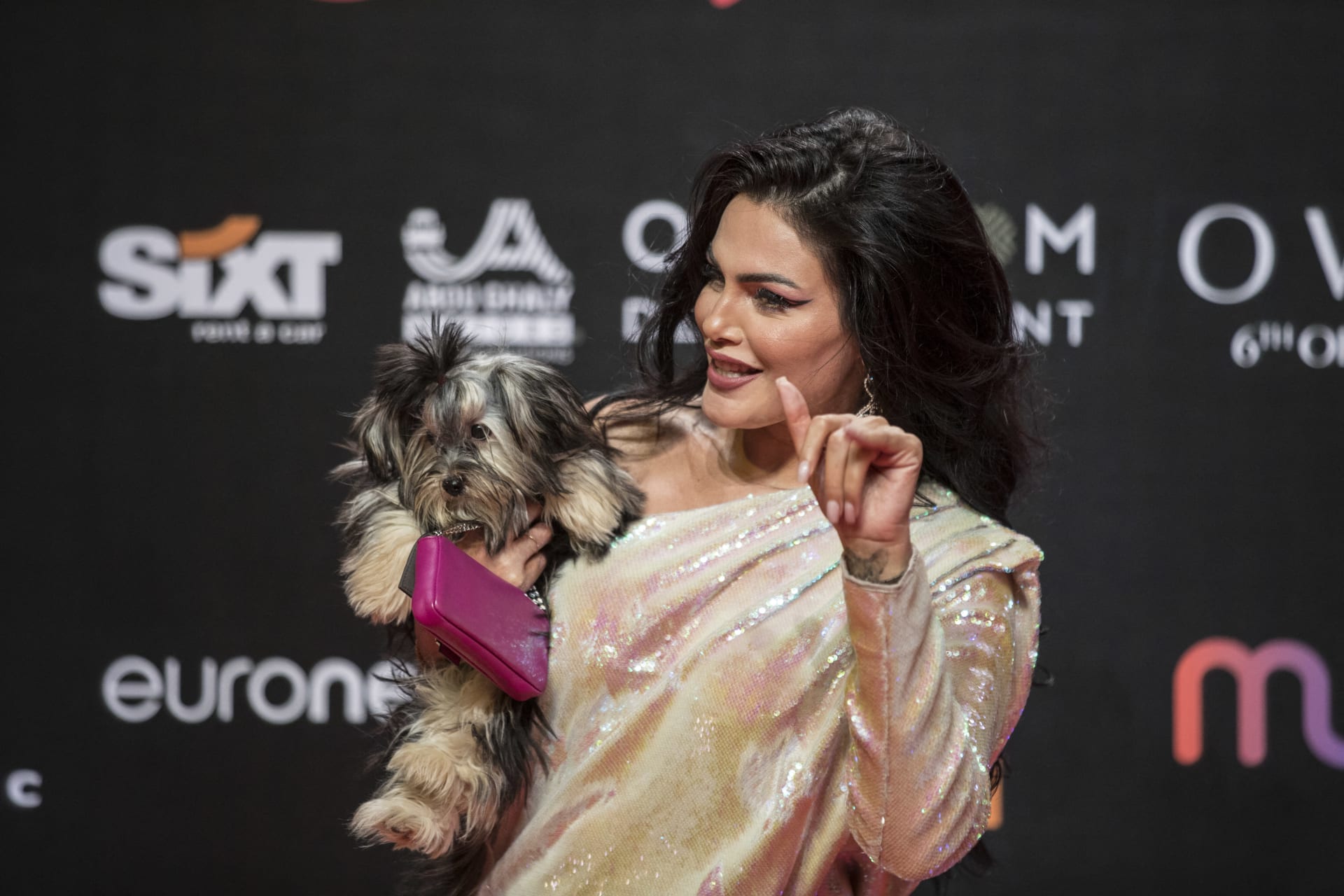 الممثلة التونسية دارين حداد تحمل كلبها على السجادة الحمراء للدورة الخامسة لمهرجان الجونة السينمائي