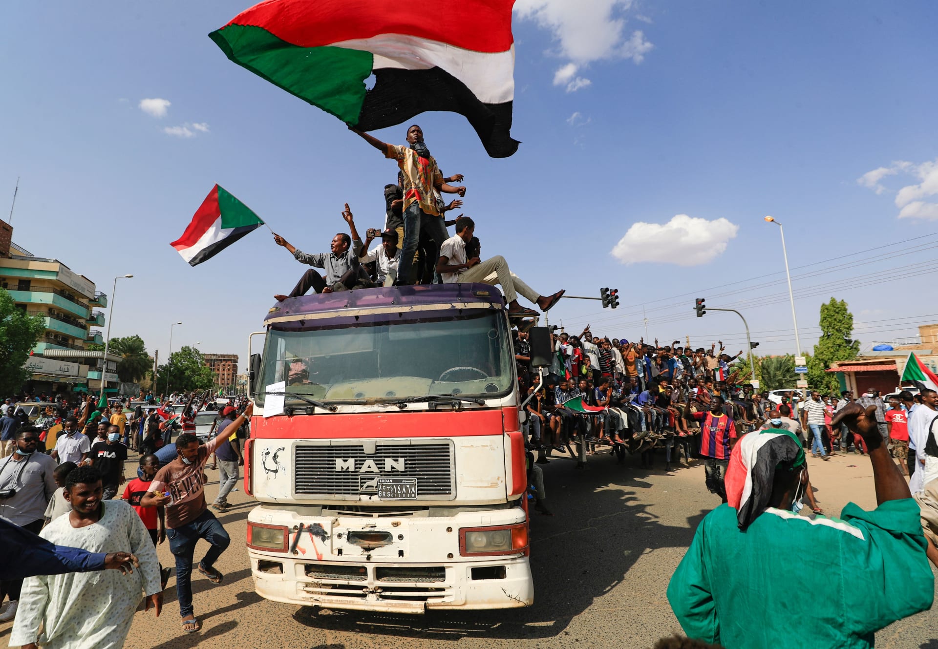 متظاهرون سودانيون إلى شوارع العاصمة الخرطوم للمطالبة بانتقال الحكومة إلى الحكم المدني، في 21 أكتوبر / تشرين الأول 2021.