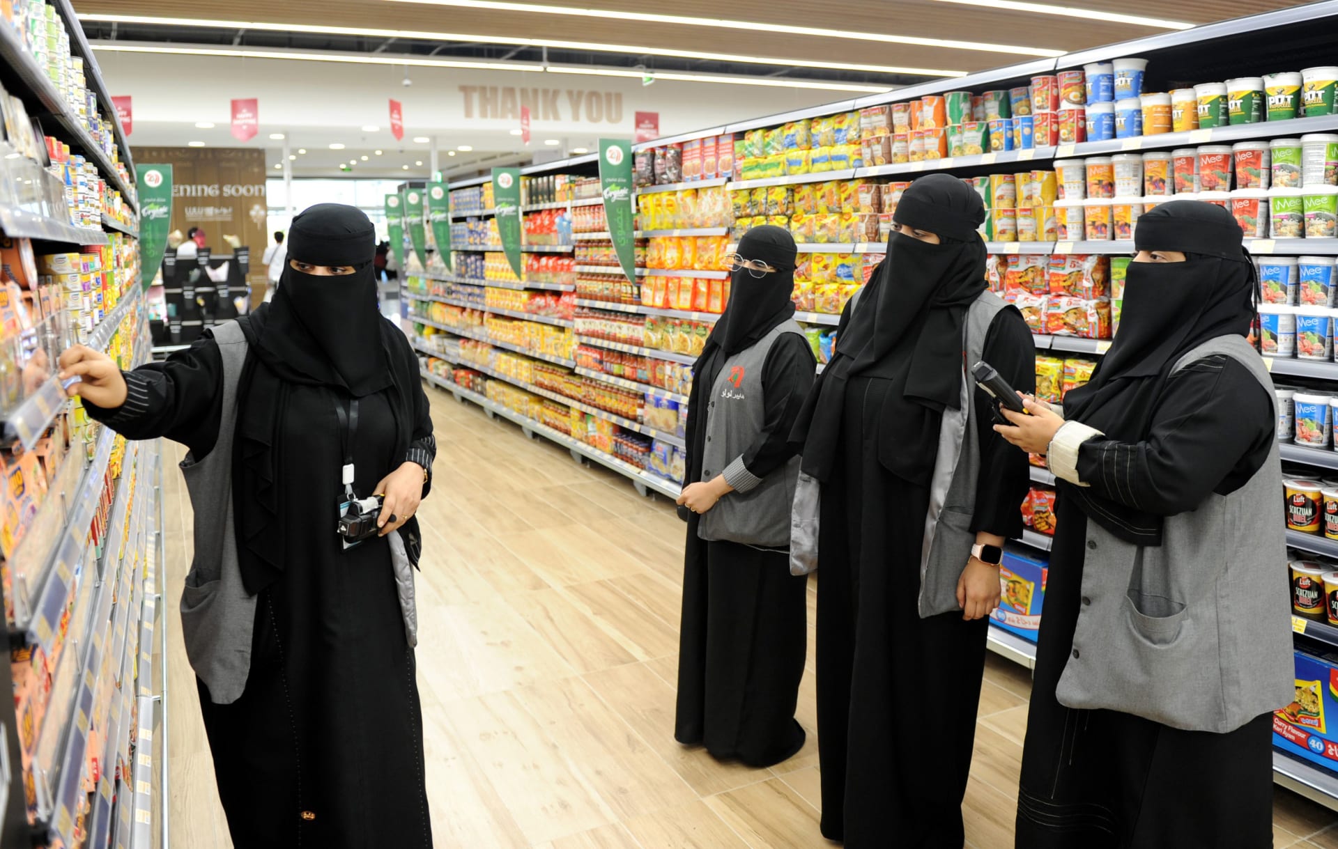 صورة أرشيفية لنساء سعوديات يعملن في سوبرماركت في مدينة جدة 
