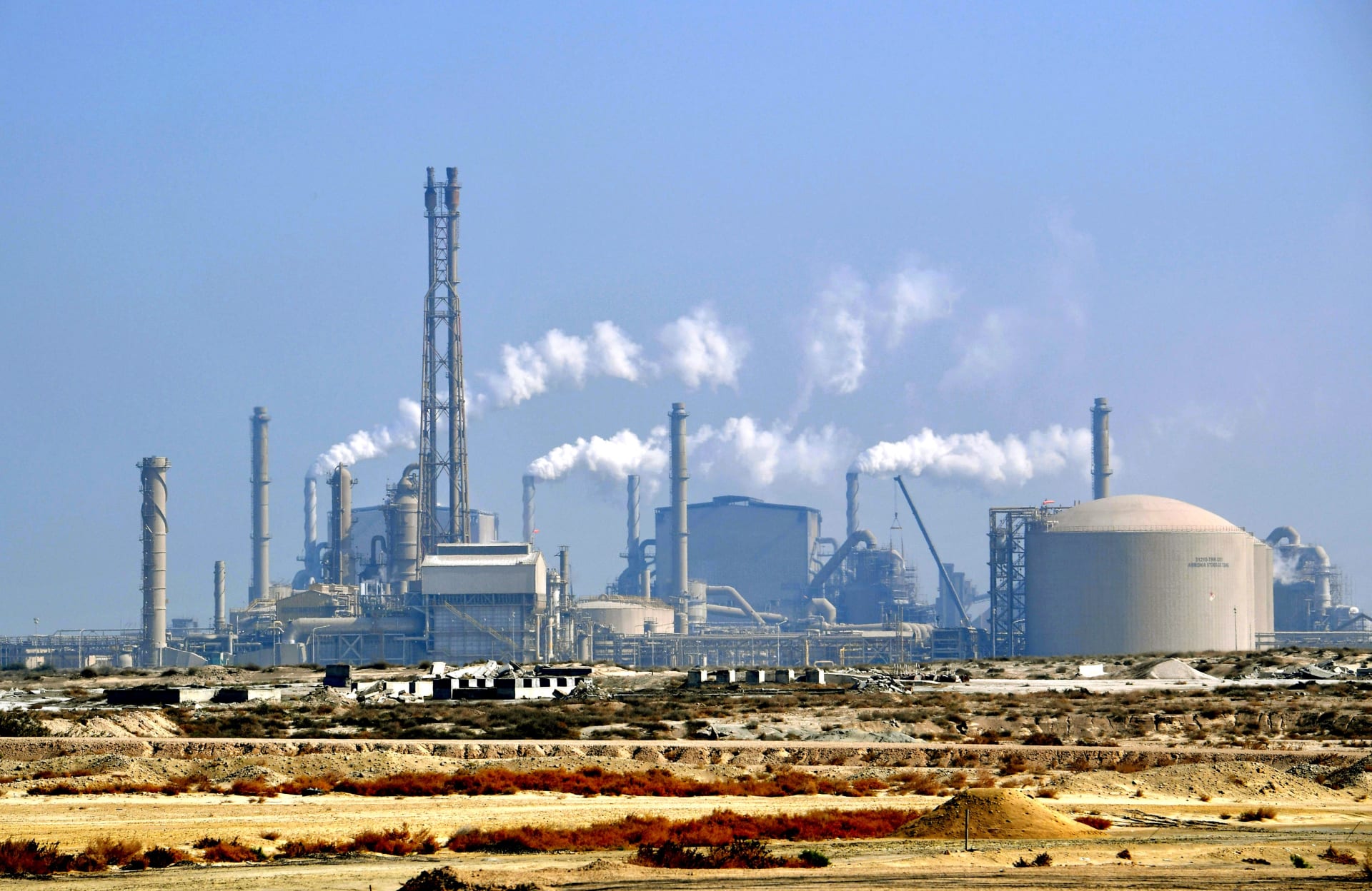 صورة أرشيفية تظهر مصانع في مدينة الجبيل الصناعية السعودية 