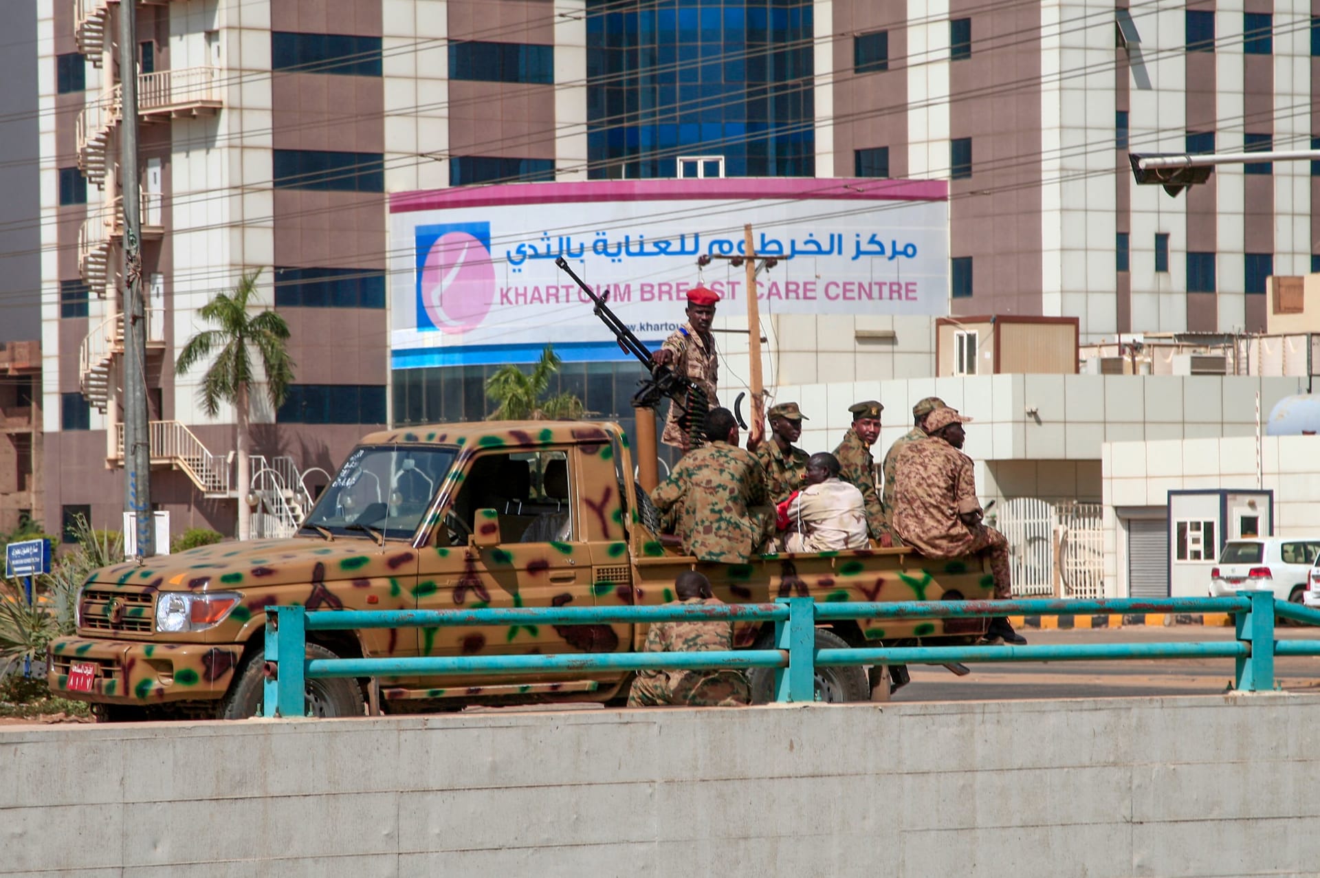 كيف علقت مصر والسعودية والإمارات وقطر على انقلاب السودان؟