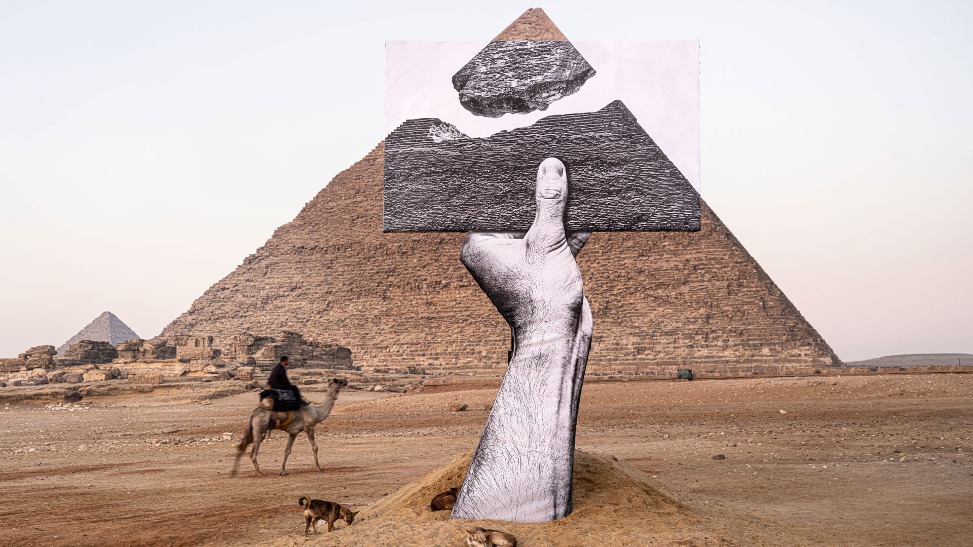 لأول مرة منذ 4500 عام..أعمال الفنية تعرض تحت سفح أهرامات الجيزة بمصر