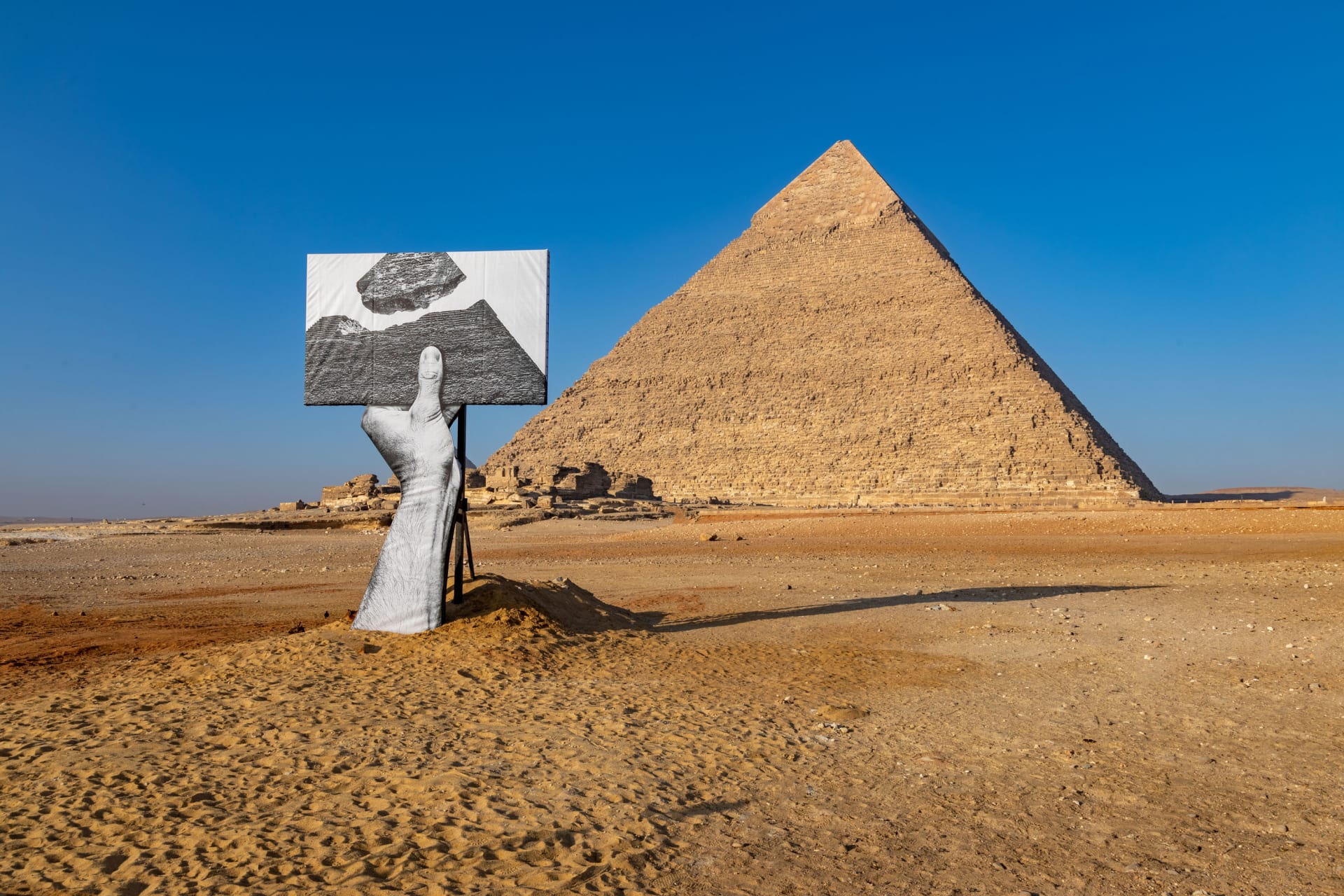 لأول مرة منذ 4500 عام..أعمال الفنية تعرض تحت سفح أهرامات الجيزة بمصر
