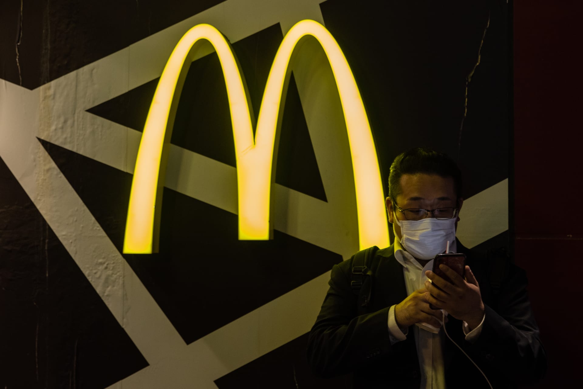 ماكدونالدز في السعودية يعلق على حادثة الاعتداء على موظفيه بعد تداول فيديو مثير للجدل