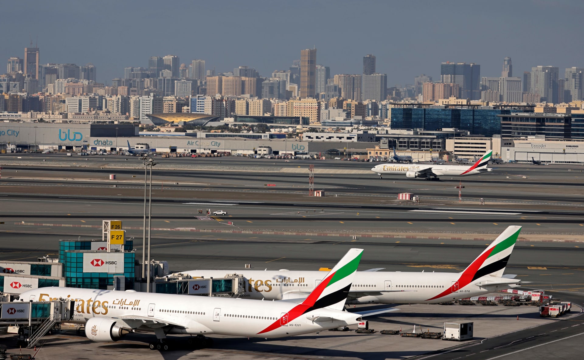 طائرات طيران الإمارات في مطار دبي الدولي