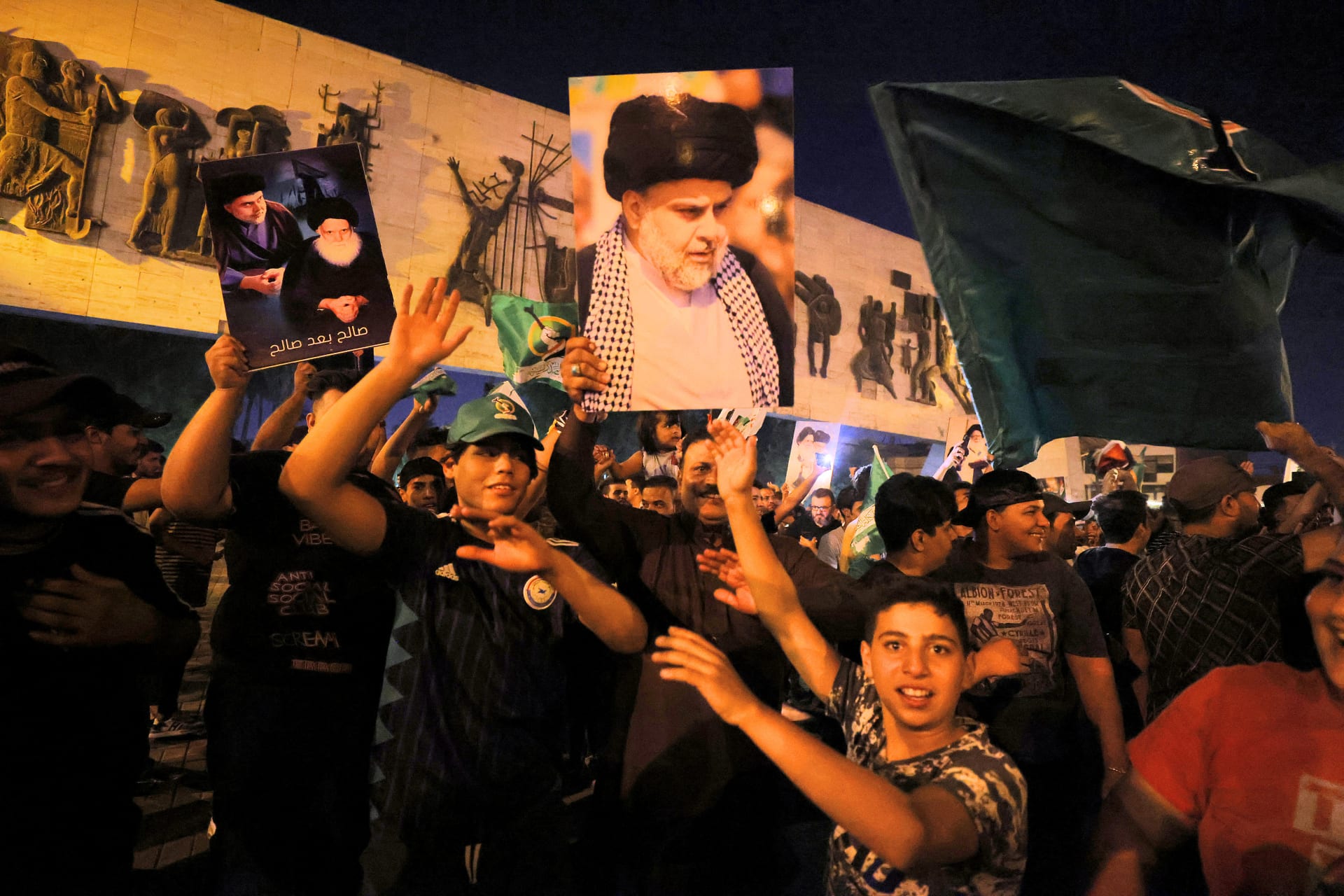 أنصار  مقتدى الصدر  يحتفلون في ساحة التحرير ببغداد بعد إعلان نتائج الانتخابات النيابية