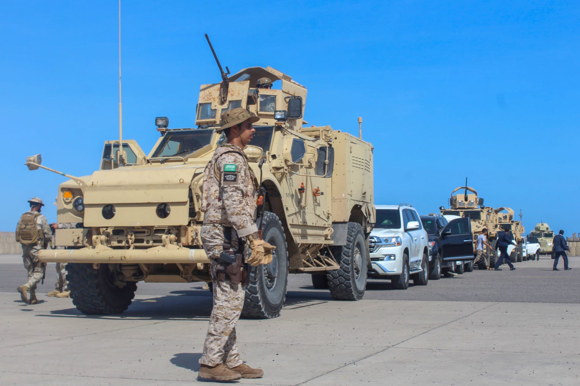 قوات سعودية تقف في حراسة أثناء وصول رئيس الوزراء اليمني إلى عدن في 18 نوفمبر/ تشرين الثاني 2019.