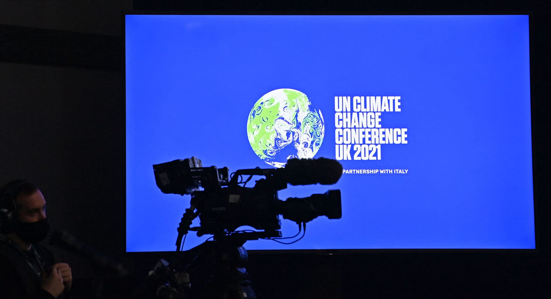 شاشة تظهر اسم مؤتمر غلاسكو التابع للأمم المتحدة عن التغير المناخي 
