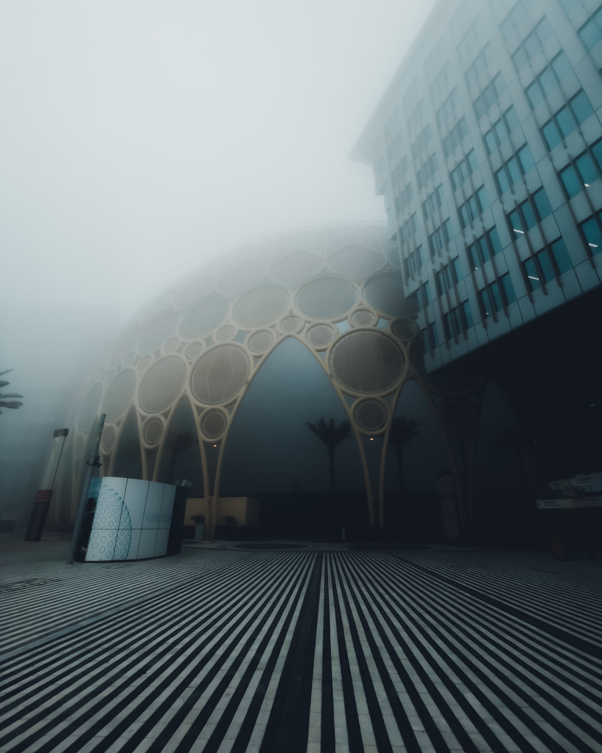 قبة الوصل في إكسبو 2020 دبي وسط الضباب