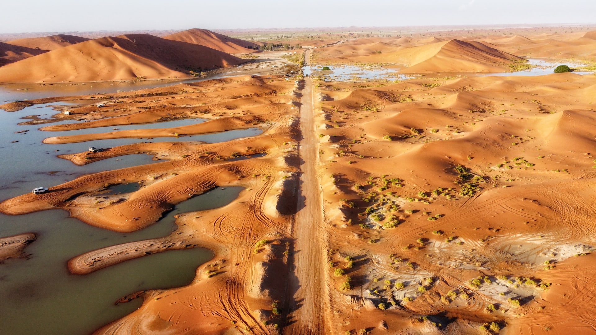 مشاهد بديعة في سلطنة عمان..إعصار "شاهين" يحول صحراء الربع الخالي إلى لوحة فنية