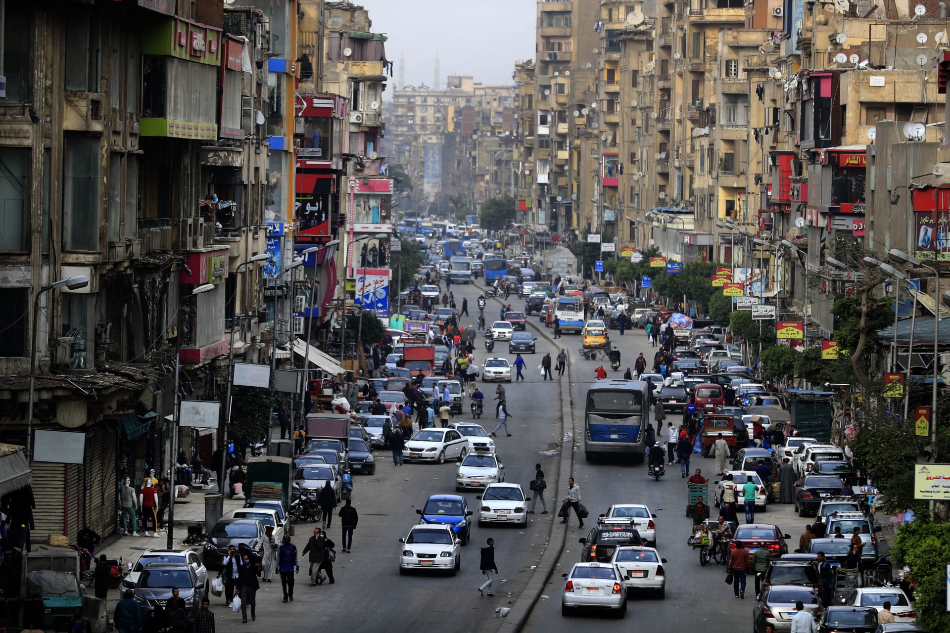مارة وسيارات في شارع قصر العيني أحد أشهر شوارع العاصمة المصرية القاهرة، في 25 مارس 2020.