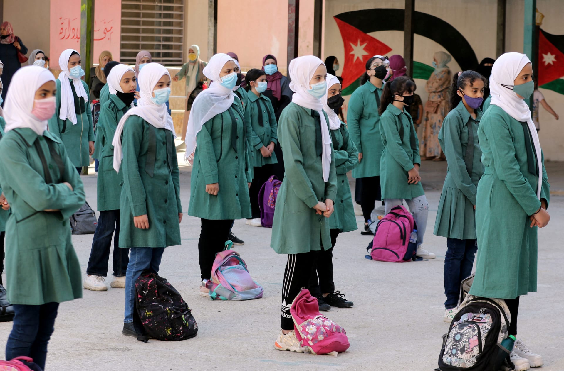 طالبات يرتدن كمامات في مدرسة أردنية بشمال غرب عمان 