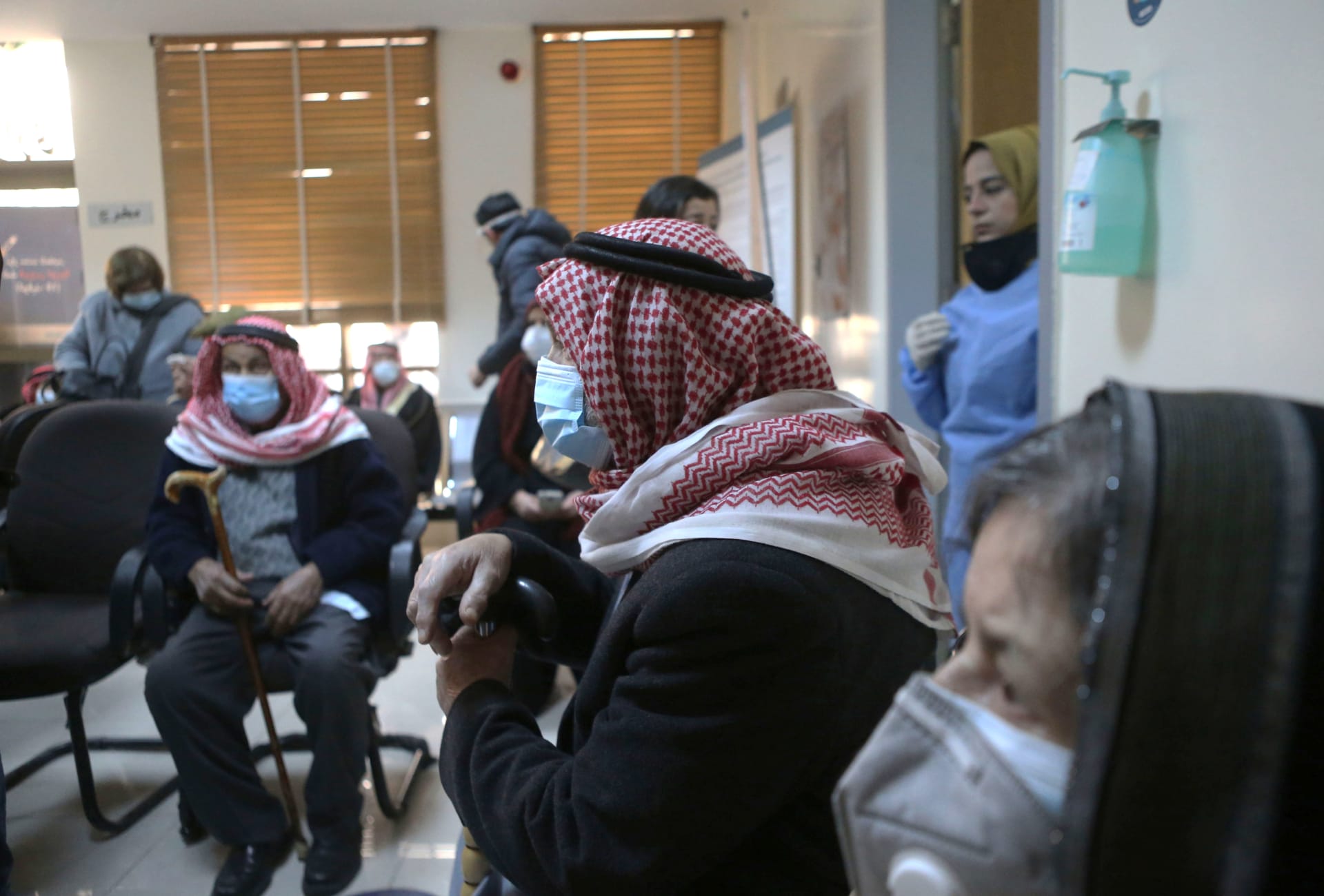 عدد من كبار السن ينتظرون في مستشفي بالأردن للحصول على لقاح كورونا