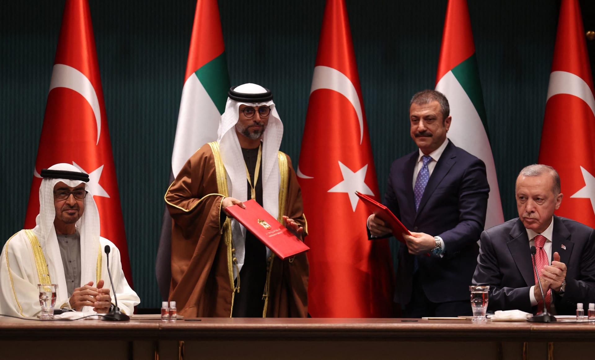 الرئيس التركي و ولي عهد أبو ظبي يشهدان توقيع اتفاقات 