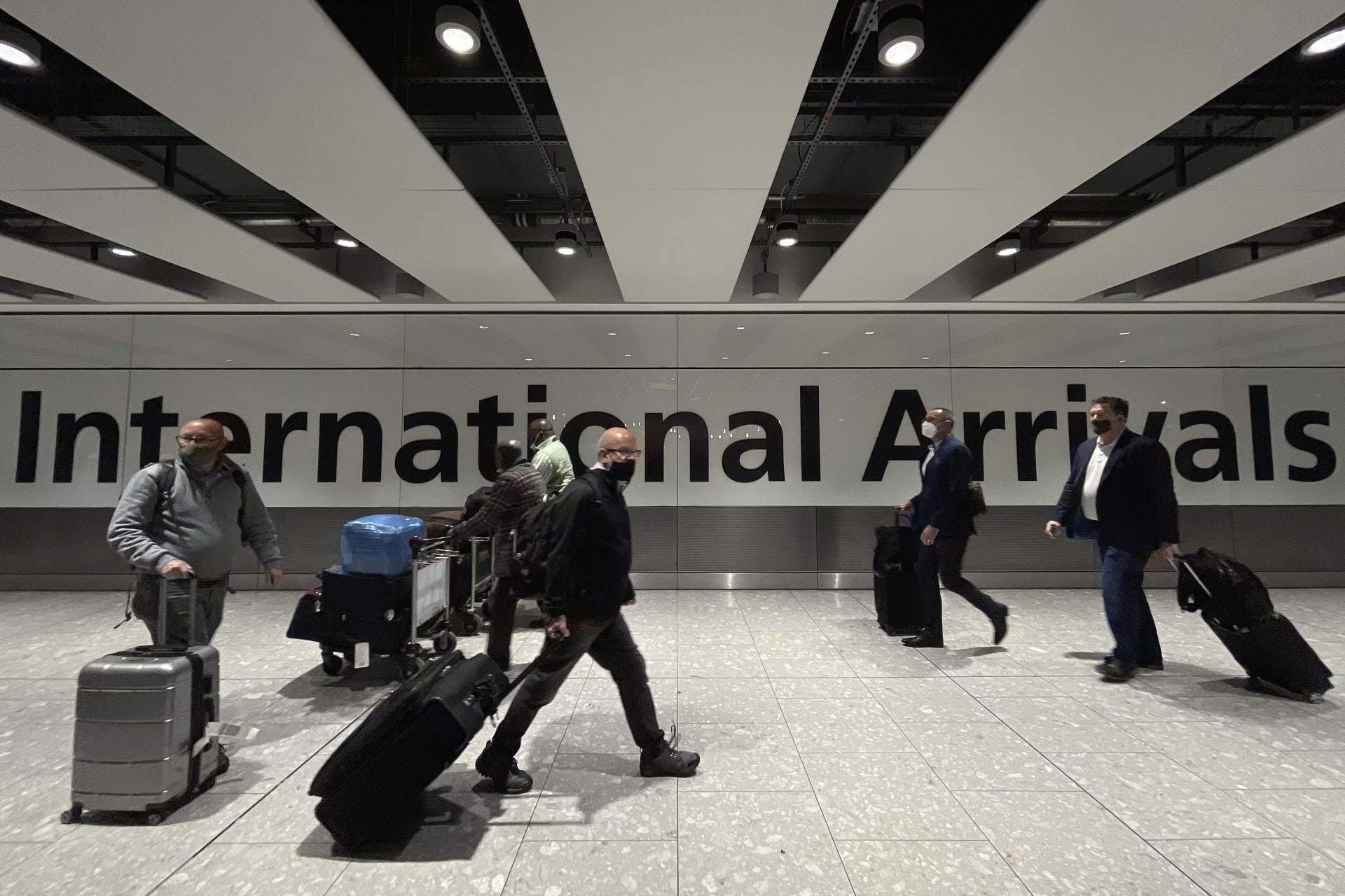 ركاب يسيرون عبر منطقة الوصول في مبنى الركاب 5 في مطار هيثرو في 26 نوفمبر 2021 في لندن، إنجلترا.